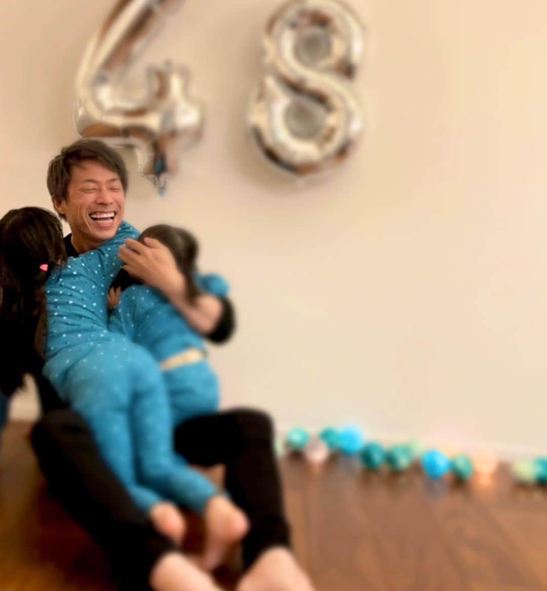 田村淳さんのインスタグラム写真 - (田村淳Instagram)「48歳になりました！ 2人の娘のハグに耐えられる 体力作りを目標にしようと思いました^_^  #ハグではなくもはやタックル」12月4日 11時30分 - atsushilb