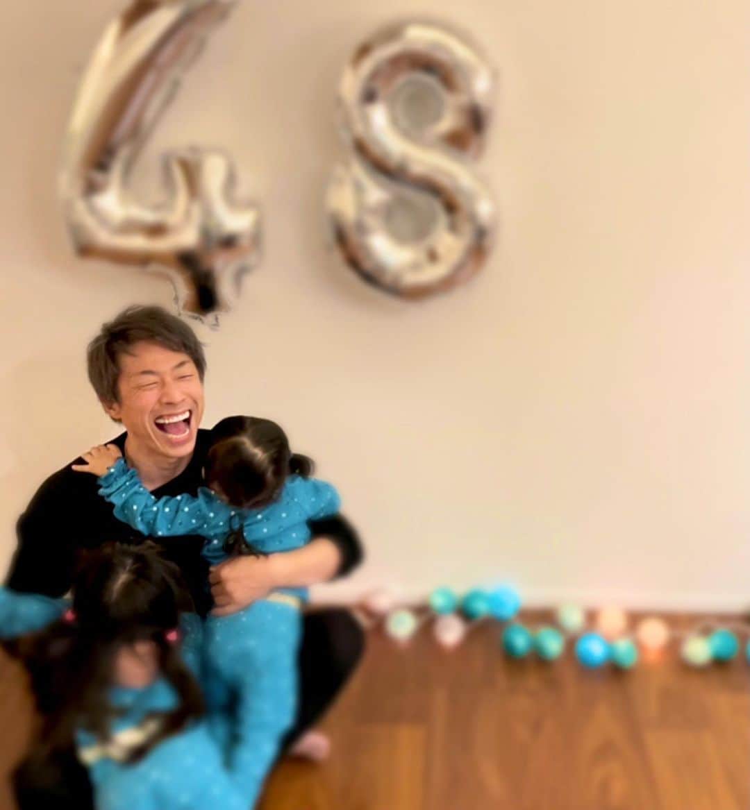 田村淳のインスタグラム：「48歳になりました！ 2人の娘のハグに耐えられる 体力作りを目標にしようと思いました^_^  #ハグではなくもはやタックル」