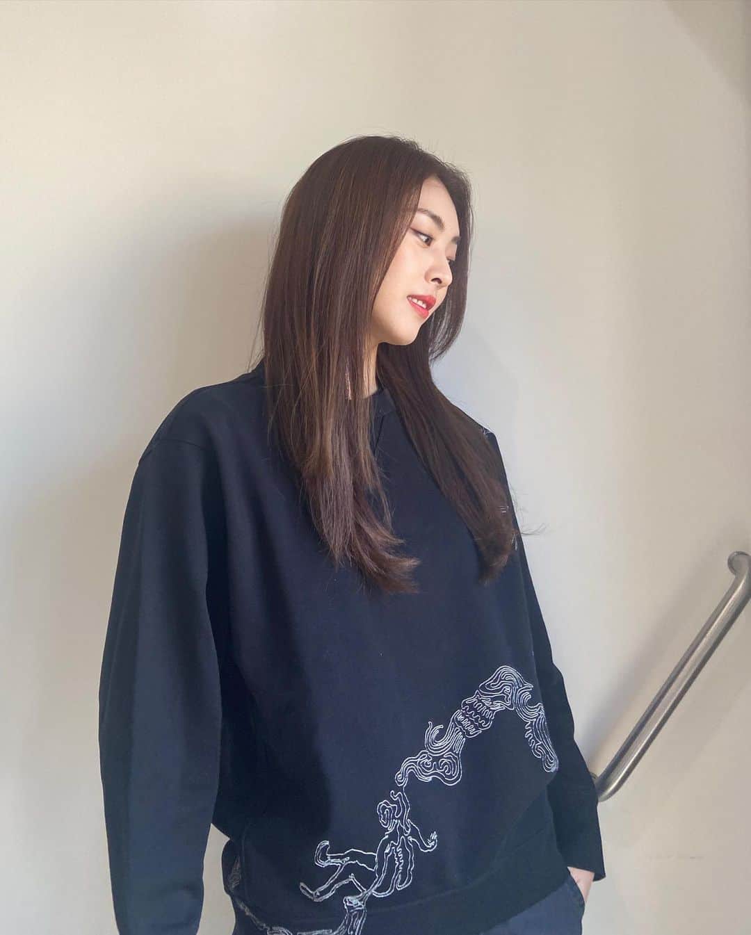 イ・ヨニのインスタグラム：「#협찬 *재봉틀 드로잉 아티스트 정민기 작가님의 작품이 더해진 세상에 하나밖에 없는 옷. 감사합니다💕 #와이잭#YJACK#프렌치테리#재봉틀아티스트#정민기」
