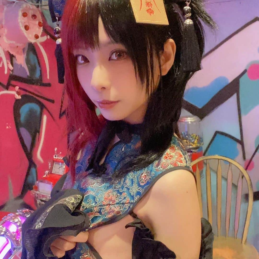 のインスタグラム：「隙間に住んでみます？ 👻 👻 👻  #cosplay #コスプレ #コスプレイヤー #cosplaygirls #selfie #自撮り女子 #japanesegirl #gravure #japanesemodel #japan_of_insta #キョンシー #キョンシーコスプレ #ツートン #ツートンカラー #赤髪 #黒髪 #ハーフツイン #横乳 #カラコン #パンク」