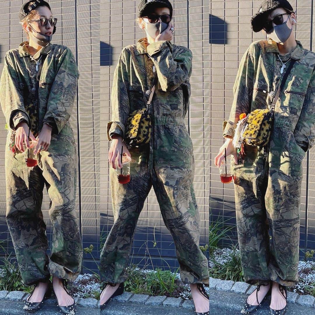 西山茉希さんのインスタグラム写真 - (西山茉希Instagram)「#古着のツナギ #カモフラ×ヒョウ×ブラック #シルバーを添えて  ごちゃついてますが、 各アイテムタグ付けました。  思い入れあるアイテムに身を包まれる日々に幸あり。  #🍀🕊🍀」12月4日 5時34分 - maki.nshiyama50