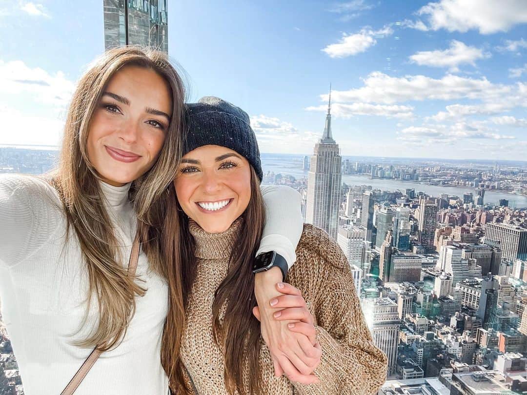 キャシディ・クックのインスタグラム：「Welcome to the [concrete] jungle 🐅」