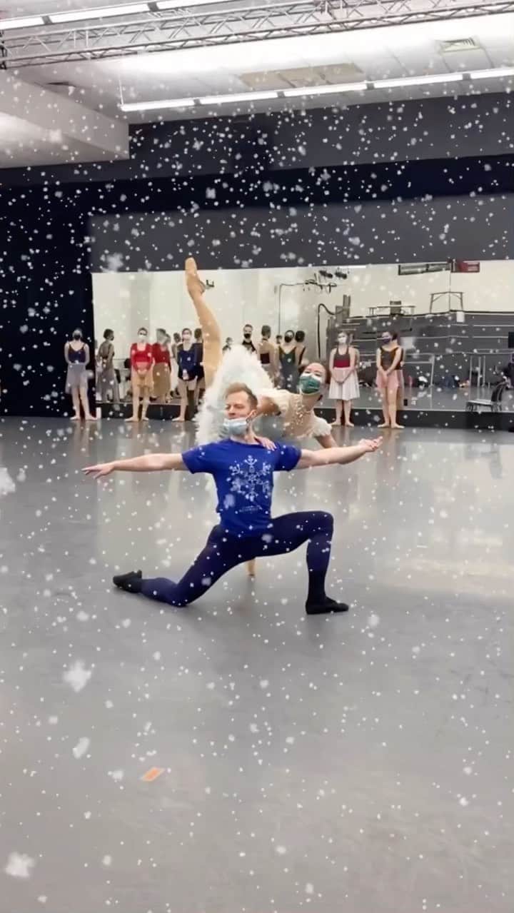 Lily Saito (齊藤莉理)のインスタグラム：「Making it snow in the studio! ❄️ So excited to be back performing in theaters again, (for real this time!) and sharing the stage with @brettlar5 🙏🏻❄️ Make sure you grab your tickets at the link in my bio 💙 DM me if you want exact dates in which I’m performing! 😊🎄 |🎥 @marissanstark |」
