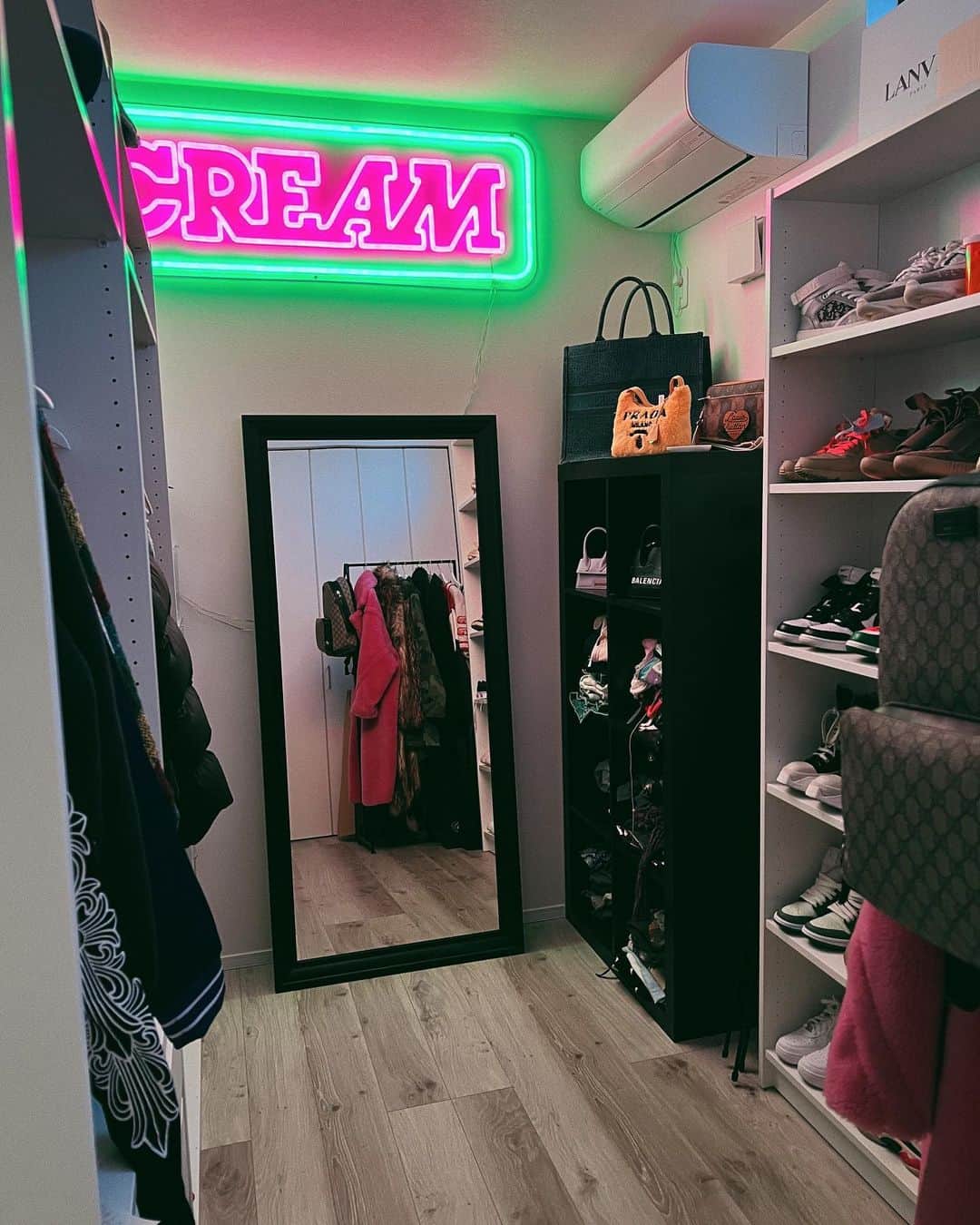 Minamiのインスタグラム：「My Closet 💚🤍マイクロゼット」