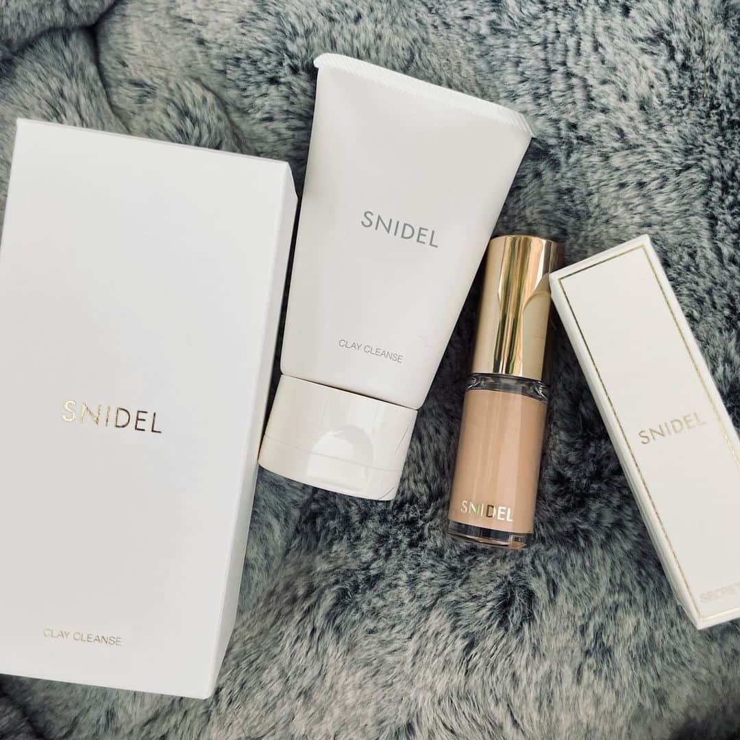 阿島ゆめのインスタグラム：「🌹 . .  今回(@snidelbeauty)の ベスコス受賞アイテムの おすすめ２つ紹介🌼 . クレイ クレンズは毎日の洗顔としても使えるし スペシャルケアとして ちょっとしたクレイパックとしても 使えるからおすすめ🖤 . シークレットフィニッシュも自然由来100% オーガニックなナチュラルコスメだから お肌に優しそうな印象あるよね❤️‍🔥 #スナイデルビューティー #snidelbeauty . ps.背景は猫ちゃんのベッドをお借りしました。」
