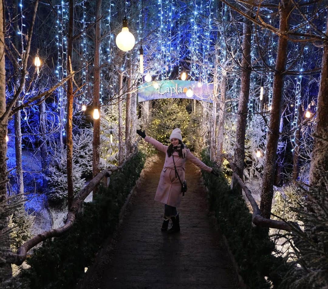 カヤ・スコデラリオのインスタグラム：「#TB to last weeks magical trip to @laplanduk ✨🎄 honestly the best Christmas-y  thing I’ve ever done in the Uk. Thank you for such a special family treat 😊   #Ad」