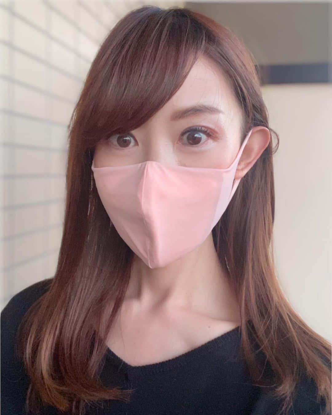 渋谷恭子さんのインスタグラム写真 - (渋谷恭子Instagram)「マスク生活が始まって1年くらい経った頃  何か急に不織布マスクで肌荒れするようになって😢  それから、布マスクに変えたの！  お肌のケアを頑張っても マスクで肌トラブル起こしちゃったら残念だよね💧  今、つけてるのはお肌に触れる内側の生地に シルク羽二重生地を使っていて、お肌にとっても優しいよ🥰  ファンデーションや汚れも目立ちにくい ベージュになってるのも嬉しい✨  お肌に優しいだけじゃなく 微粒子捕集率99%のナノファイバーフィルター使用‼️  立体タイプでフィット感も◎ シームレスで伸縮性があるから耳も痛くなりにくいよ！  #マクアケ でも大好評だったマスク カラーはグレー・ピンク・ブラックの3色 サイズはM・L  私はMサイズだけど メンズも使えるLサイズもあるから ストーリーズのリンクからチェックしてみて🥰  @iimonoatta_eatta  #マスク #マスクコーデ #シルク #シルクマスク #ナノフィルター #ナノフィルターマスク #布マスク #便利グッズ #ママ #ママライフ #アラフィフ #makuake #ピンク #pr」12月4日 7時37分 - kyoko.86