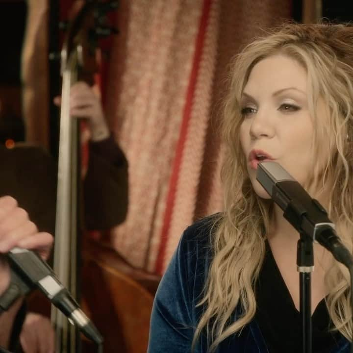 アリソン・クラウスのインスタグラム：「Watch Robert Plant and Alison Krauss' live performance of 'Searching For My Love' at Nashville's Sound Emporium Studios now. The fifth track on the new 'Raise The Roof' album.  Watch link in story」