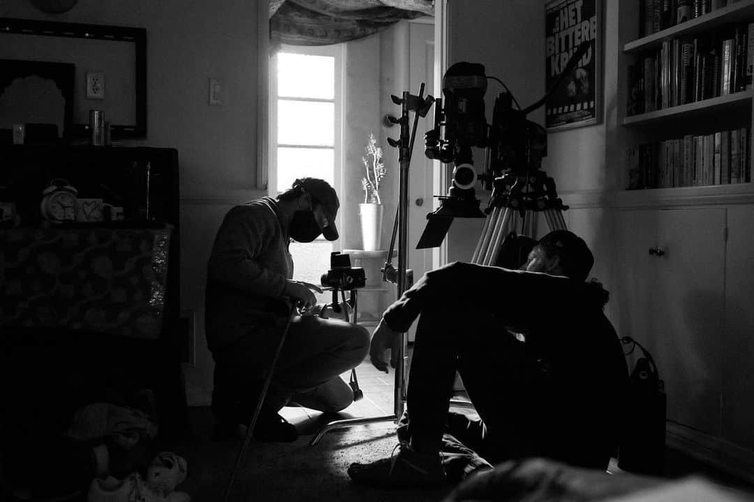 デヴィッド・ランバートのインスタグラム：「Lost Dog BTS 📷= @serenacflickz」