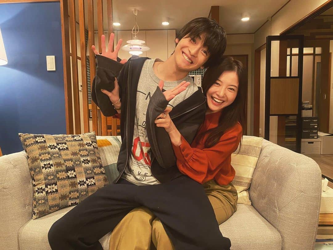 最愛のインスタグラム：「愛で溢れている梨央さんと優くんきょうだい💓残り2話、、、幸せになってほしいですね‼︎ 現場でも本当のきょうだいのように仲良しなお二人😆  #最愛ドラマ #tbs #吉高由里子 #高橋文哉 #第9話12月10日夜10時」