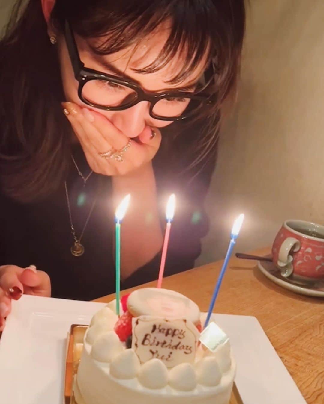 柳橋唯さんのインスタグラム写真 - (柳橋唯Instagram)「本日、12月4日は私の愛するソクジンのお誕生日です。 #ソクジン生まれてきてくれてありがとう  そして、今年1番嬉しかった事は何かと聞かれたら 「ソクジンのケーキでお祝いしてもらったこと」 と即答できるくらい、嬉しかったソクジンケーキ  治安悪めなイケ散らかしソクジンが 可愛いケーキに乗っかって 私の誕生日をお祝いしてくれました #お気を確かに #ソクジンはケーキに乗っけられただけ #残念ながら私の誕生日は先月でソクジとは同じ誕生日ではありません←  このソクジンクッキー、最後の最後まで食べるか悩んだんですが バッグに入れて持ち帰ったらソクジンのキレイなお顔がバキバキになると思い それはさすがにしのびないので、ゆっくり味わいながら私の体の一部にしておきました  もうこれで、ずっとソクジンと一緒です。 #本気で怖いからやめろ #お気を確かに #動画はソクジンに荒ぶるBBAの奇行 #ストーリーズに載せたのとは少し違う部分の動画  @skinholictokyo さま @fujiko0207 さまありがとうございました💜」12月4日 9時06分 - yui.yanagihashi