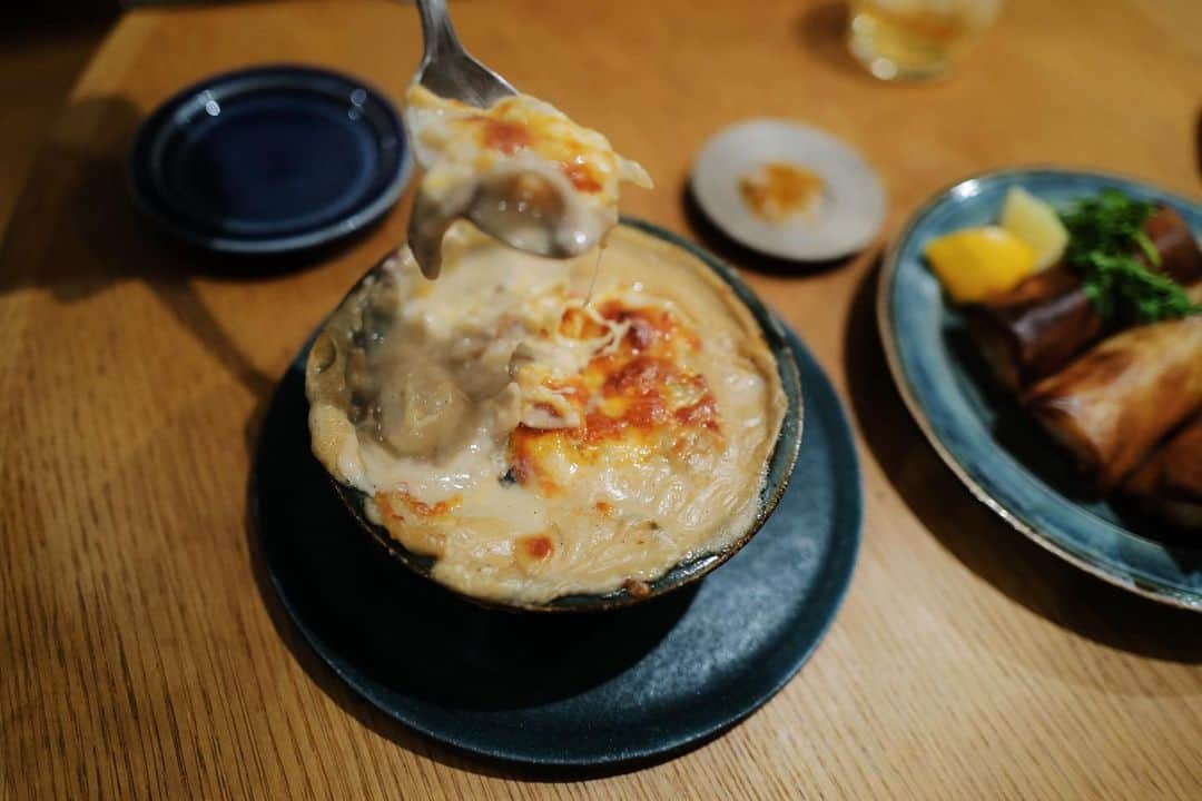 高山都さんのインスタグラム写真 - (高山都Instagram)「スーパーで買ったのは豆乳のみ。 あとは、冷蔵庫のもので完成した昨日の晩ごはん。 なんだか、まさに師走だなーと感じる日々で、ごはん作るのも面倒だなーと思いつつ、週に1.2回くらいはちゃんと作って食べたいなーという意識改革もさいきんは持っていて。 仕事帰り、ちょっと遅かったけど、奮い立たせて料理した12月1週目の華金。 菊芋とホタテとシメジ、塩豚の豆乳グラタン 切り干し大根と柚子と粒マスタードのサラダ キャベツとシラスの春巻き 生の白菜とハーブのサラダ この菊芋のグラタンがめちゃくちゃ美味しくって、ちょっと自画自賛しても怒られない感じだと思う。 インスタライブやりつつ作ったので、なんとなくの工程は気になる方はそこで見てみてください。 たぶん、ポイントは味噌と塩麹だな。 あと、米粉を使っています。 #みやれゴハン」12月4日 10時12分 - miyare38