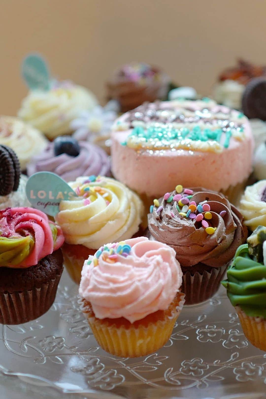 藤井聖子のインスタグラム：「🧁🧁🧁  カップケーキが食べたいなぁっていうひと言、 聞き逃さなかったよ◡̈  今年の娘の誕生日は @lolascupcakestokyo の カップケーキいろいろ♥ みんなでワイワイ食べられて楽しい。  #cupcakebirthday  #lolascupcakes #ローラズカップケーキ  #誕生日ケーキ」