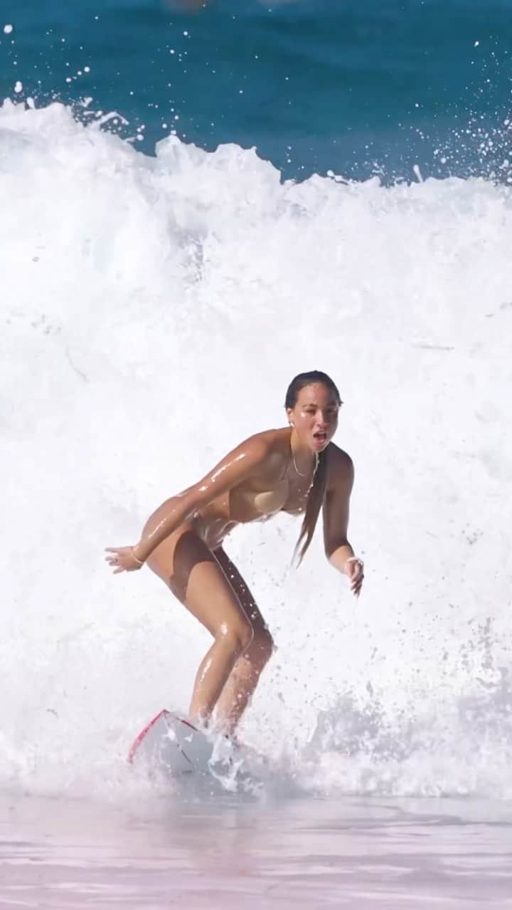 ティア・ブランコのインスタグラム：「Favorite escape 🏄🏽‍♀️💧💘 / @aaron_nakamura」