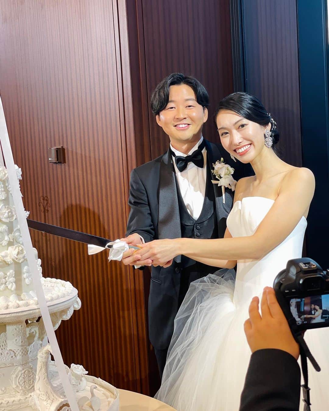 高崎愛梨さんのインスタグラム写真 - (高崎愛梨Instagram)「Rika Happy Wedding！！  もう美しすぎて、、かわいすぎて、、 許可もらったから沢山載せちゃう。笑  とんでもなくまぶしかった〜♡ そして久々の明音も安定のかわいさ♡ りかを小学生の頃から知ってるだけにすごーく愛おしくて、こちらまで幸せいっぱいな気持ちになれたよ🥺 旦那さまも素敵な方で✨  ほんとにほんとにおめでとう！！ いつまでもお幸せに〜♩  #ピチモ #北村梨夏 #結婚おめでとう」12月4日 10時43分 - ai6ai3ai0