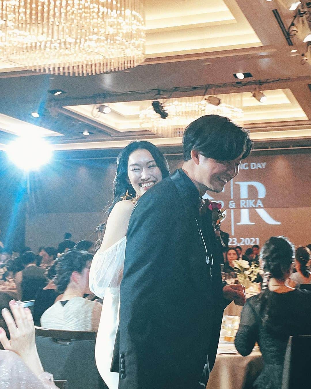 高崎愛梨のインスタグラム：「Rika Happy Wedding！！  もう美しすぎて、、かわいすぎて、、 許可もらったから沢山載せちゃう。笑  とんでもなくまぶしかった〜♡ そして久々の明音も安定のかわいさ♡ りかを小学生の頃から知ってるだけにすごーく愛おしくて、こちらまで幸せいっぱいな気持ちになれたよ🥺 旦那さまも素敵な方で✨  ほんとにほんとにおめでとう！！ いつまでもお幸せに〜♩  #ピチモ #北村梨夏 #結婚おめでとう」