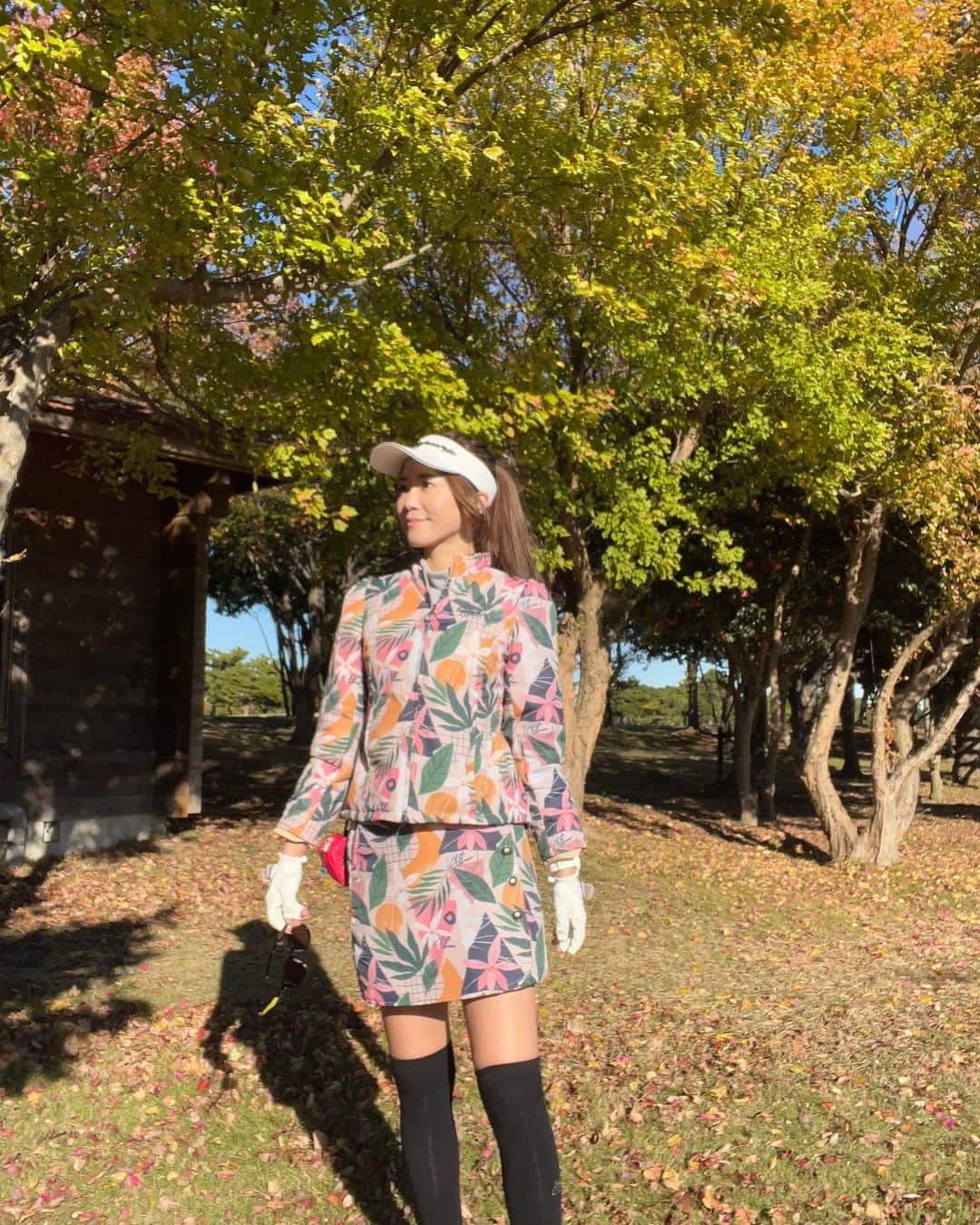 佐野真彩さんのインスタグラム写真 - (佐野真彩Instagram)「#ゴルフウェア 🌼キスオンザグリーン🌼 中綿であっかた＆花柄のデザインが可愛い💓  後ろ姿を見ていただきたいのですが、ウェストのところがシェイプされているので、ダウン独特の着膨れ感がありません👼  お値段1万円💰 キスオンザグリーンのウェアのお手頃且つ可愛いクオリティ、流石です👏コスパが良いのでゴルフ初心者女子の方に特にオススメのブランド。  この日は初めての若洲ゴルフ⛳️ 仕事前に若洲へ行くんだ〜と言うのを昔から聞いていて、行きたかったけれど縁がなく🥺 念願叶っていけました！嬉しかった🥰  キャディさんによく飛びますね👍と言っていただけました。EPICのおかげ✨  よい週末を🌼  @kissonthegreen  @callawaygolf_japan   #キスオンザグリーン　#kissonthegreen #みどりのキャロウェイ　#ゴルフ女子 #ゴルフウェア　#佐野ゴルフコーデ　#キャロウェイ女子　#マーベリック　#epicドライバー　#若洲ゴルフリンクス #冬ゴルフコーデ　#ゴルフ好き」12月4日 11時14分 - sano.maya