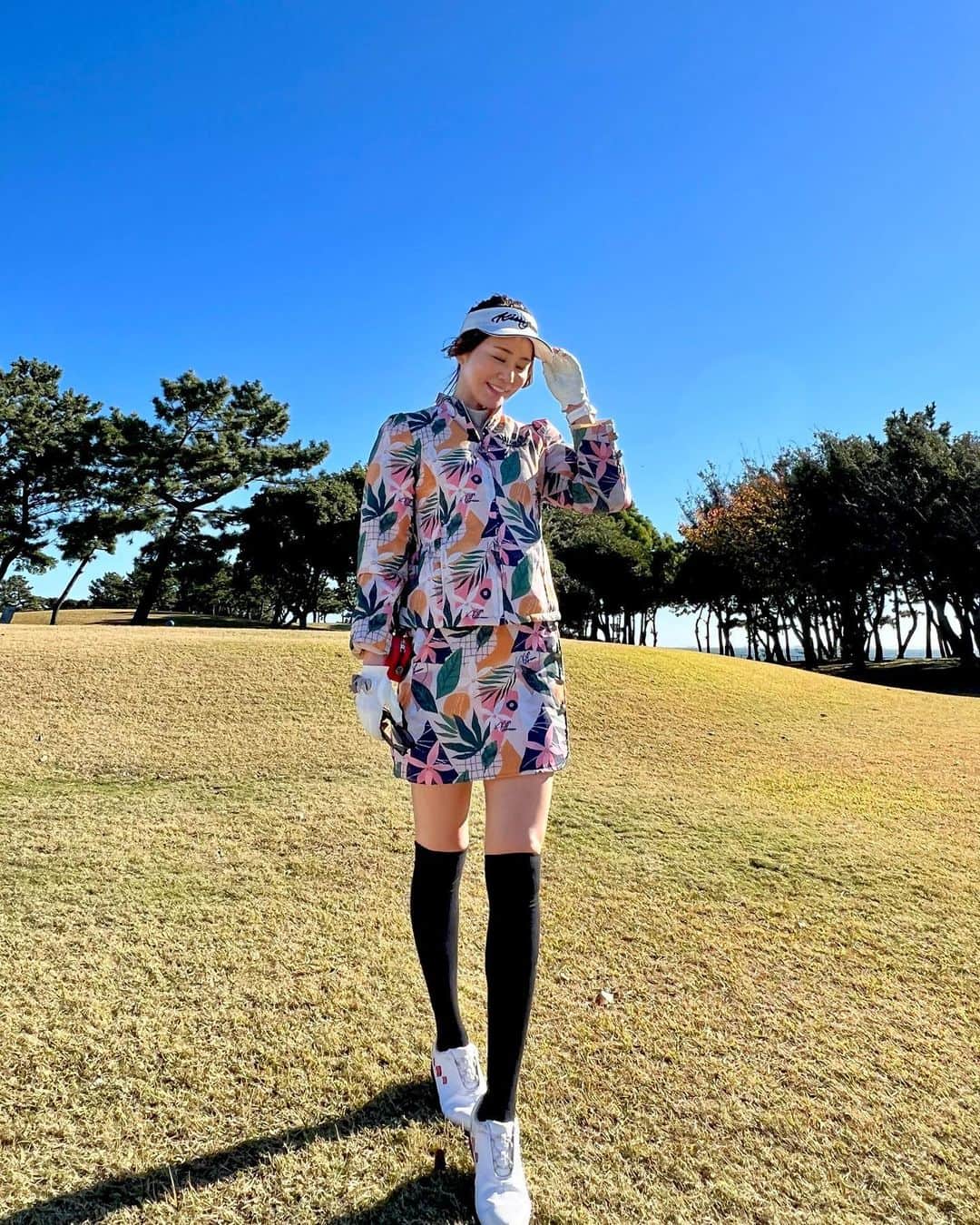 佐野真彩さんのインスタグラム写真 - (佐野真彩Instagram)「#ゴルフウェア 🌼キスオンザグリーン🌼 中綿であっかた＆花柄のデザインが可愛い💓  後ろ姿を見ていただきたいのですが、ウェストのところがシェイプされているので、ダウン独特の着膨れ感がありません👼  お値段1万円💰 キスオンザグリーンのウェアのお手頃且つ可愛いクオリティ、流石です👏コスパが良いのでゴルフ初心者女子の方に特にオススメのブランド。  この日は初めての若洲ゴルフ⛳️ 仕事前に若洲へ行くんだ〜と言うのを昔から聞いていて、行きたかったけれど縁がなく🥺 念願叶っていけました！嬉しかった🥰  キャディさんによく飛びますね👍と言っていただけました。EPICのおかげ✨  よい週末を🌼  @kissonthegreen  @callawaygolf_japan   #キスオンザグリーン　#kissonthegreen #みどりのキャロウェイ　#ゴルフ女子 #ゴルフウェア　#佐野ゴルフコーデ　#キャロウェイ女子　#マーベリック　#epicドライバー　#若洲ゴルフリンクス #冬ゴルフコーデ　#ゴルフ好き」12月4日 11時14分 - sano.maya