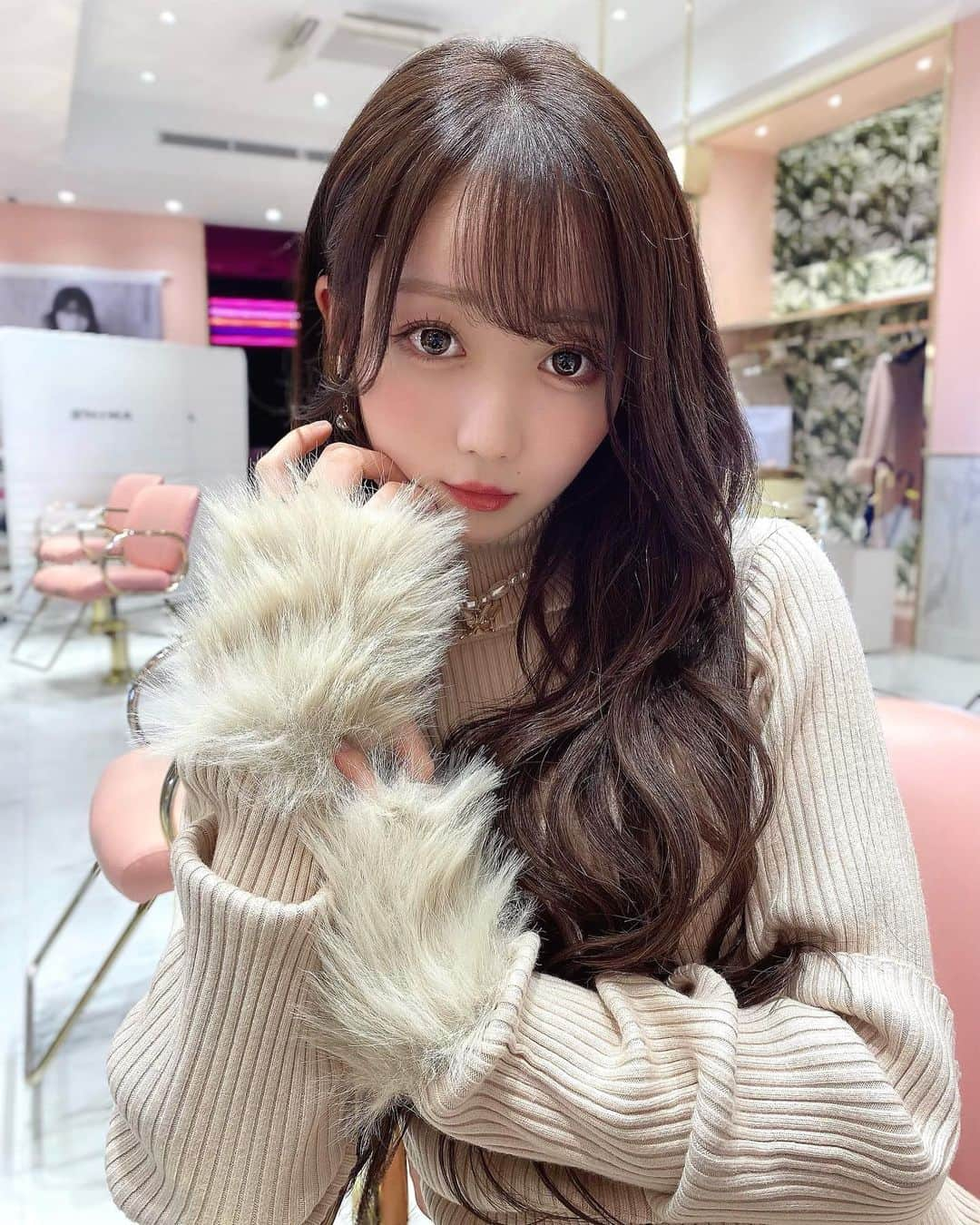 大谷映美里さんのインスタグラム写真 - (大谷映美里Instagram)「可愛いの魔法かけてもらった🪄 ラベンダーが混ざったブラウンだよ~💜 SHIMAの大西さん @leo__nishi いつもありがとうございます！ #shima_six_ginza #shima #haircolor」12月4日 22時13分 - otani_emiri