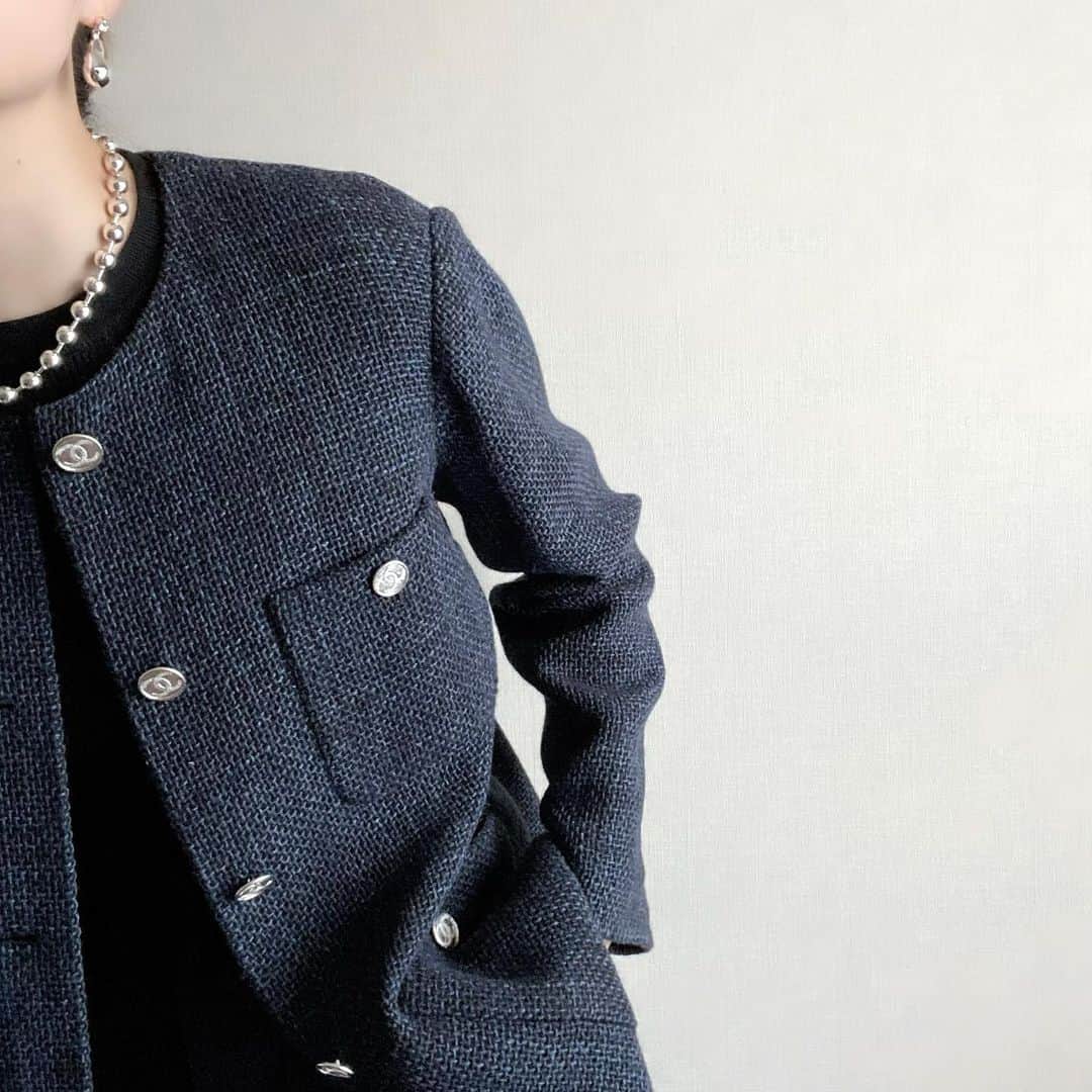 TOMOのインスタグラム：「12月って、 なんかaccessory欲しくなる笑 誰からも貰う事ないから、自分で買う派😂 @chieko6 のボールネックレスと 新作のピアス、かなりお気に入り🖤  みんなに褒めてもらえて、気分アゲアゲです笑🖤🖤  #accessory#pierce#jewelry#Xmas#クリスマス#クリスマスギフト#アクセサリー#chiekoplus#chanel #シャネル」