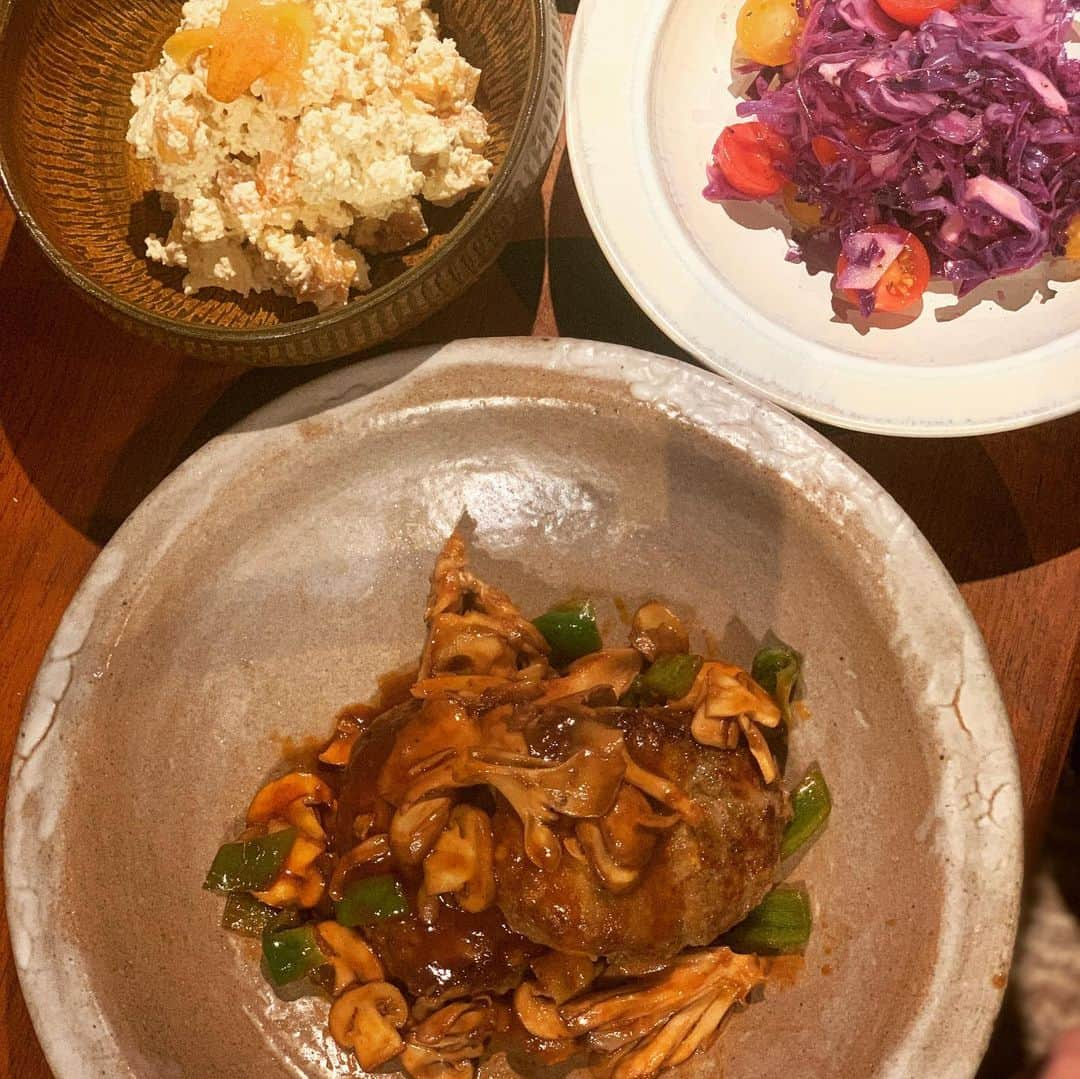 大橋未歩さんのインスタグラム写真 - (大橋未歩Instagram)「昨日余った豆腐の消化メニュー😋  豆腐ハンバーグきのこソースがけ 豆腐とクリームチーズと柿の白和え 紫キャベツのサラダ  特に豆腐とクリームチーズの白和えは 大好き🥰 柿ともよく合う😋ただ混ぜるだけ。 塩昆布を少し入れてもいいかも。 私はこの白和えは甘く食べたいので 少し甜菜糖を入れたりしてます。  #おうちごはん」12月4日 21時06分 - o_solemiho815