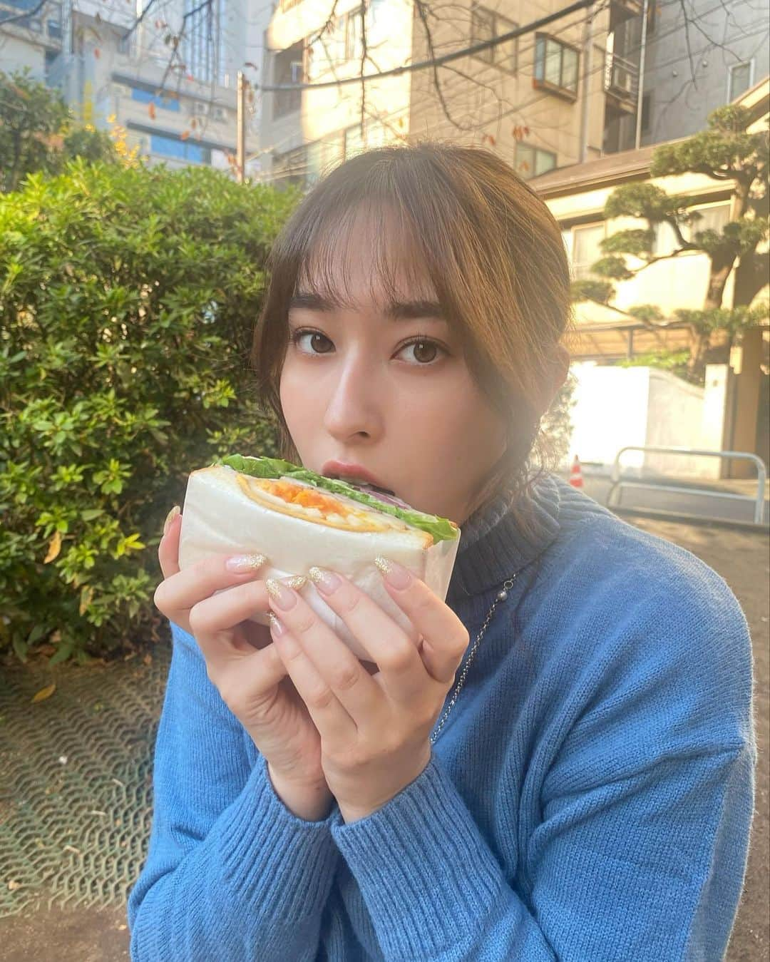 平田梨奈さんのインスタグラム写真 - (平田梨奈Instagram)「麻布十番にあるテイクアウトできるサンドイッチ屋さん🥪  ボリュームたっぷりでしっかりお腹いっぱいなった☻  バナナミルクもおいしかったなっ！  今日お天気良くて散歩日和❤︎  PR @sandwich50_tokyo #sandwich50 #麻布十番サンドウィッチ #サンドウィッチ #ホットサンド #麻布十番テイクアウト #麻布十番グルメ #BLT」12月4日 21時25分 - hirari_official