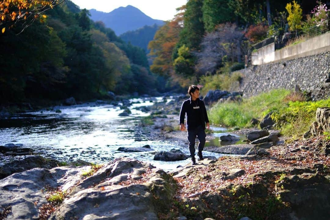 小川泰弘のインスタグラム：「遂に明日！！  2021もファンの皆さん ご声援ありがとうございました！  日本一をとれたのも、皆さんの変わらぬ愛に支えられたからこそだと深く感じています。  この感謝の想いを胸に、明日支えてくださった皆さんにお会いできるのを楽しみにしています！！  #小川泰弘 #ヤクルトスワローズ #つば九郎 #ファン感謝デー #日本一とったどー #川遊び」