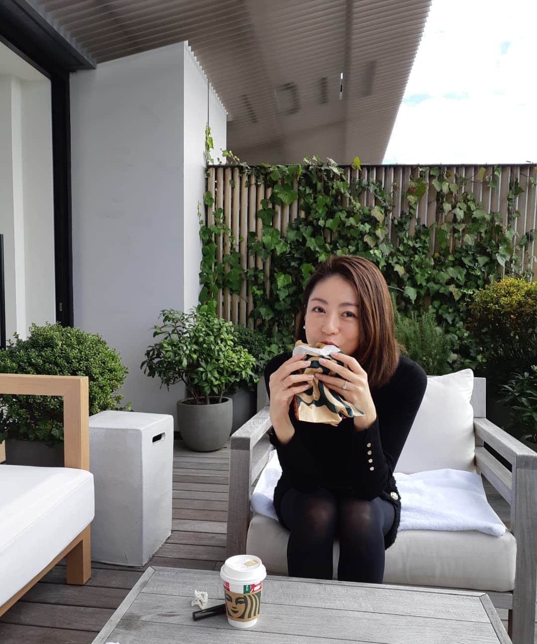 黒坂真美のインスタグラム：「Donut Time😋🍩 . ドーナツを食べながらふと考えた。 見えない世界を信じる？ 見える世界“だけ”を信じる？ 🤔 うーん。 ま、どっちでもいいんだけど、 見えない世界があった方が人生がもっと楽しいよね♡ ってことで。 そんな私のドーナツタイム🍩 . #黒坂真美 #kurosakamami #donut #coffeeholic #tokyo #japan #🍩 #😋 #🇯🇵」