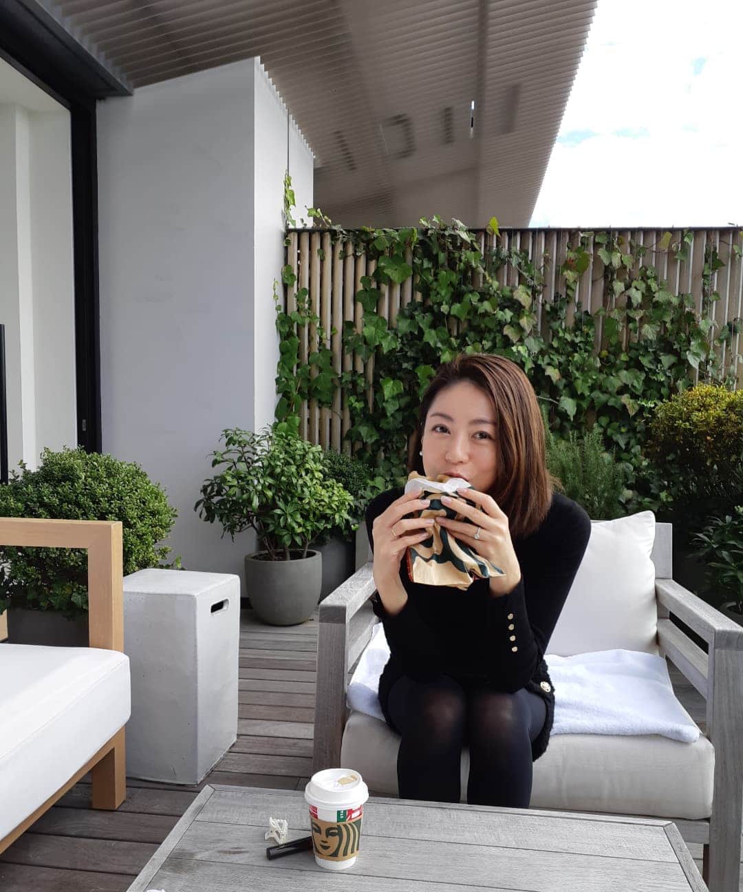のインスタグラム：「Donut Time😋🍩 . ドーナツを食べながらふと考えた。 見えない世界を信じる？ 見える世界“だけ”を信じる？ 🤔 うーん。 ま、どっちでもいいんだけど、 見えない世界があった方が人生がもっと楽しいよね♡ ってことで。 そんな私のドーナツタイム🍩 . #黒坂真美 #kurosakamami #donut #coffeeholic #tokyo #japan #🍩 #😋 #🇯🇵」