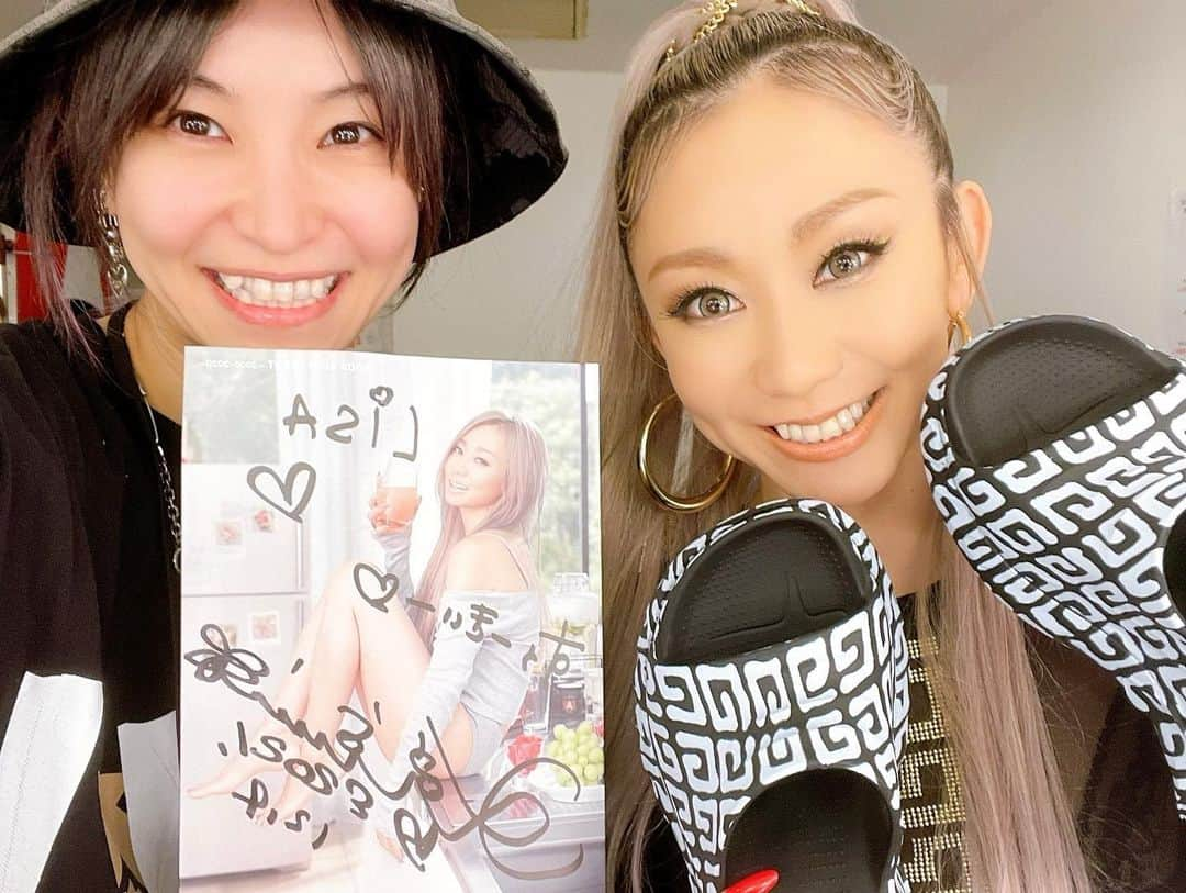 LiSAさんのインスタグラム写真 - (LiSAInstagram)「大好きな倖田來未ねぇさんに会いに。 『KODA KUMI 20TH→21ST ANNIVERSARY EVENT』@Zepp Tokyo  來未ねぇさんのことがもっと好きになってまう😭❤️💐倖田來未さん自身をファンのみんなをねぇさん自身が沢山愛してくれてることが身体全部からフロアに届いてきて、今日ここにいる幸せを沢山感じた時間でした。 そもそも、Zeppでねぇさん観れるってなんや🤯21周年ににあんな曲やこんな曲を連れてきてくれてありがとうございます。という気持ち。21周年も変わらず私たちのそばにいてくれてありがとうございます。という気持ち。一生好き🥺❤️  夢と希望をずっとみせてもらってる。一生ついていきます🐈‍⬛」12月4日 21時57分 - xlisa_olivex