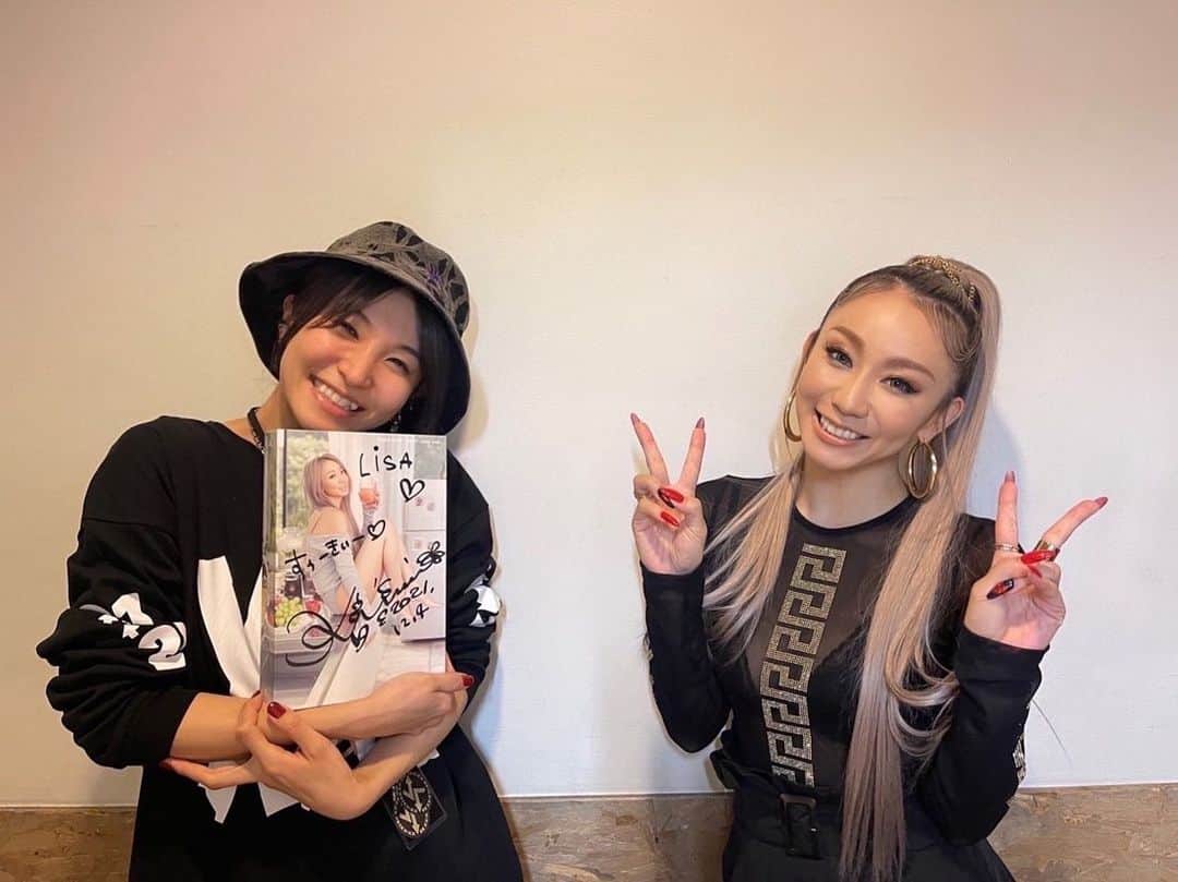 LiSAさんのインスタグラム写真 - (LiSAInstagram)「大好きな倖田來未ねぇさんに会いに。 『KODA KUMI 20TH→21ST ANNIVERSARY EVENT』@Zepp Tokyo  來未ねぇさんのことがもっと好きになってまう😭❤️💐倖田來未さん自身をファンのみんなをねぇさん自身が沢山愛してくれてることが身体全部からフロアに届いてきて、今日ここにいる幸せを沢山感じた時間でした。 そもそも、Zeppでねぇさん観れるってなんや🤯21周年ににあんな曲やこんな曲を連れてきてくれてありがとうございます。という気持ち。21周年も変わらず私たちのそばにいてくれてありがとうございます。という気持ち。一生好き🥺❤️  夢と希望をずっとみせてもらってる。一生ついていきます🐈‍⬛」12月4日 21時57分 - xlisa_olivex