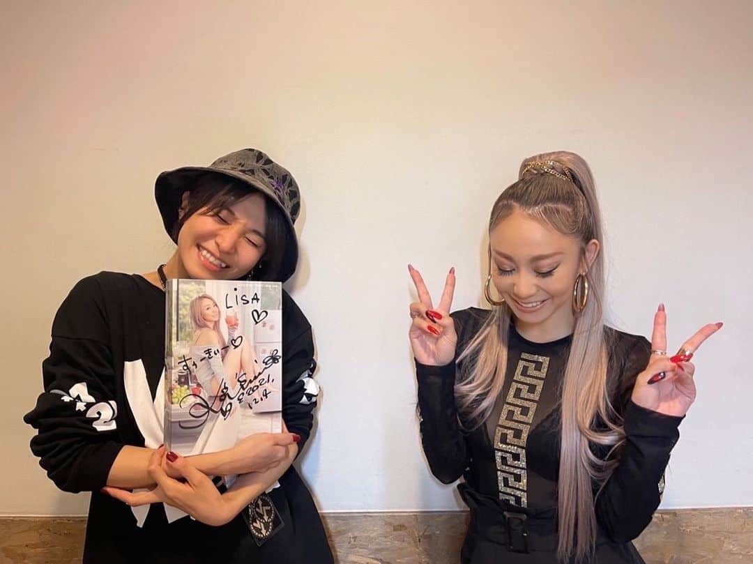 LiSAさんのインスタグラム写真 - (LiSAInstagram)「大好きな倖田來未ねぇさんに会いに。 『KODA KUMI 20TH→21ST ANNIVERSARY EVENT』@Zepp Tokyo  來未ねぇさんのことがもっと好きになってまう😭❤️💐倖田來未さん自身をファンのみんなをねぇさん自身が沢山愛してくれてることが身体全部からフロアに届いてきて、今日ここにいる幸せを沢山感じた時間でした。 そもそも、Zeppでねぇさん観れるってなんや🤯21周年ににあんな曲やこんな曲を連れてきてくれてありがとうございます。という気持ち。21周年も変わらず私たちのそばにいてくれてありがとうございます。という気持ち。一生好き🥺❤️  夢と希望をずっとみせてもらってる。一生ついていきます🐈‍⬛」12月4日 21時57分 - xlisa_olivex