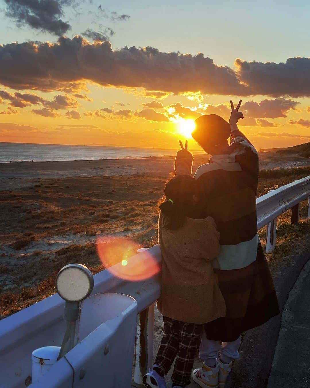 西山茉希さんのインスタグラム写真 - (西山茉希Instagram)「暮れの元気なご挨拶を。 チビズ連れてしにゆく日。  #限られた週末 #動くようになった2021  動いた場所にしか見れない景色があることを学んだ年に感謝を。  #🌈🌊🌈 #空 #海 #raughandpeace  ただいまが言えてよかった。 幸せモン。」12月4日 22時02分 - maki.nshiyama50