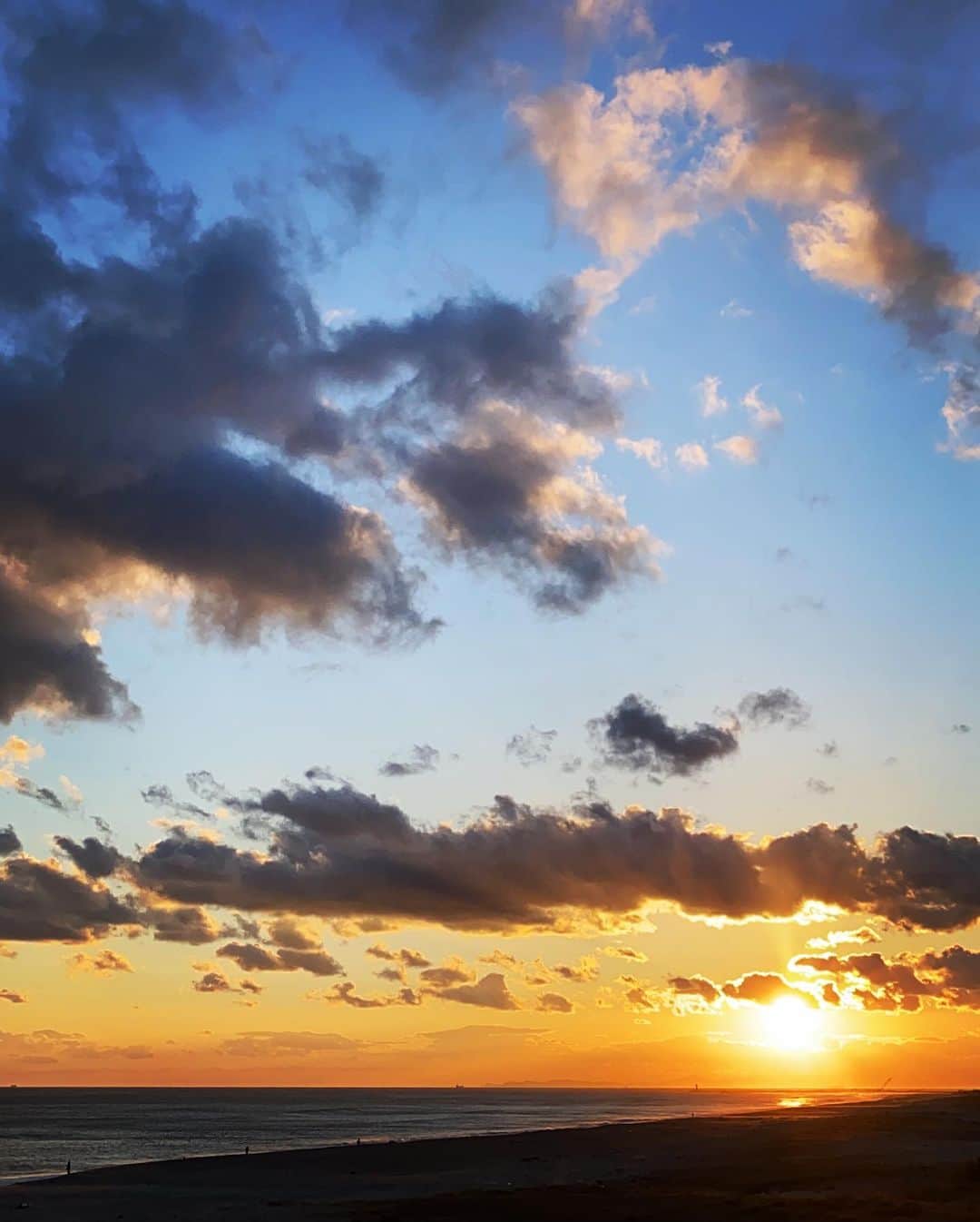 西山茉希さんのインスタグラム写真 - (西山茉希Instagram)「暮れの元気なご挨拶を。 チビズ連れてしにゆく日。  #限られた週末 #動くようになった2021  動いた場所にしか見れない景色があることを学んだ年に感謝を。  #🌈🌊🌈 #空 #海 #raughandpeace  ただいまが言えてよかった。 幸せモン。」12月4日 22時02分 - maki.nshiyama50