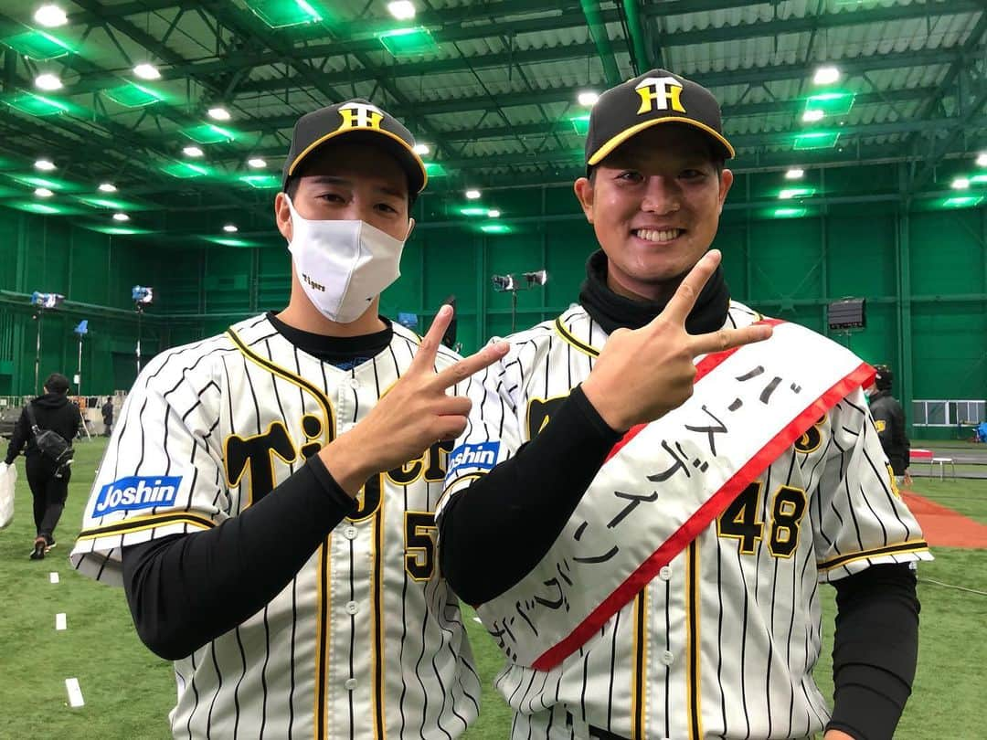 阪神タイガースさんのインスタグラム写真 - (阪神タイガースInstagram)「オープニングで矢野監督へのバースデーソングを歌った齋藤選手！ バースデーソングシンガーの襷を青柳選手から受け継ぎました✨  #青柳晃洋 選手 #齋藤友貴哉 選手 #2代目 #バースデーソングシンガー #阪神タイガース #ファン感謝デー」12月4日 13時31分 - hanshintigers_official