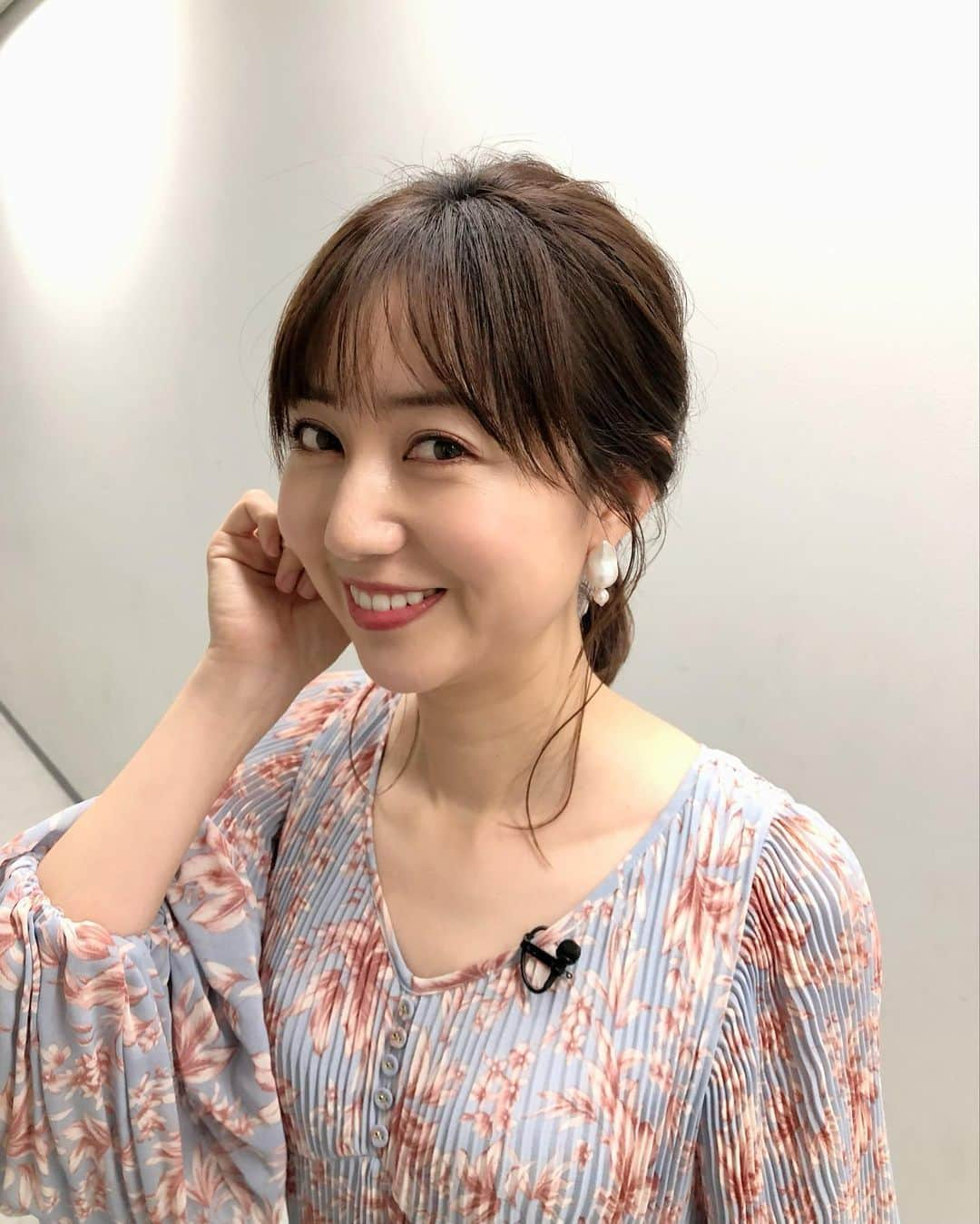 豊崎由里絵さんのインスタグラム写真 - (豊崎由里絵Instagram)「. なんとも生意気な告知なのですが😳 今夜12月4日（土）深夜０時〜 TBS「世界さまぁ〜リゾート」に出演します🤣❤️✨！ . ゲストが１人しかいない番組に 私ごときを呼んでいただけるなんて！笑 しかもMBS時代から毎週欠かさず見ていた番組なので めちゃくちゃ嬉しかったです〜🤣❤️ まだまだ海外旅行には行けそうにありませんが、 今回は沖縄編です✨ ぜひご覧ください〜😍✨！！ . ピアス… #ripsalis  ワンピース… #Estellak パンプス… #DIANA #世界さまぁリゾート  #世界さまぁーリゾート  #沖縄」12月4日 13時38分 - yurietoyosaki