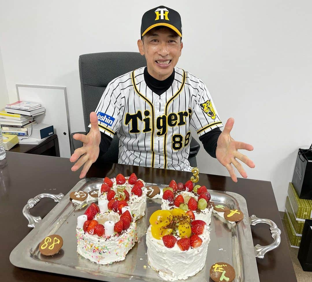 阪神タイガースさんのインスタグラム写真 - (阪神タイガースInstagram)「明後日お誕生日の矢野監督に、選手がサプライズケーキを作りました！ 矢野監督もこの笑顔です✨✨ #矢野燿大 監督 #53歳　#happybirthday  #お誕生日おめでとうございます🎂  #阪神タイガース」12月4日 13時50分 - hanshintigers_official