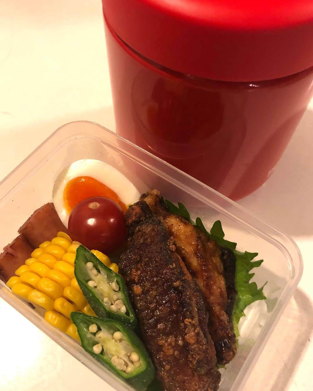 甘糟記子さんのインスタグラム写真 - (甘糟記子Instagram)「今日は学校の日。 息子殿だけお弁当！  パパ作ったカレーが残っていたので、カレーにしたよ！  ジャーの底にカレーを入れて、上からライスを乗せる。 もれ防止ね（笑）  後は、甘辛チキン、ウィンナー、トマト、オクラ、とうもろこしです(〃ω〃)  すっごい美味しかった〜！と喜んでたので、またカレーもいいなとメモメモです╰(*´︶`*)╯♡  　#甘糟ご飯#ご飯#昼ごはん#ランチ#ランチボックス#弁当#曲げわっぱ#わっぱ弁当 #カレーライス#カレー弁当#bento#lunch#lunchbox」12月4日 13時51分 - norihey924