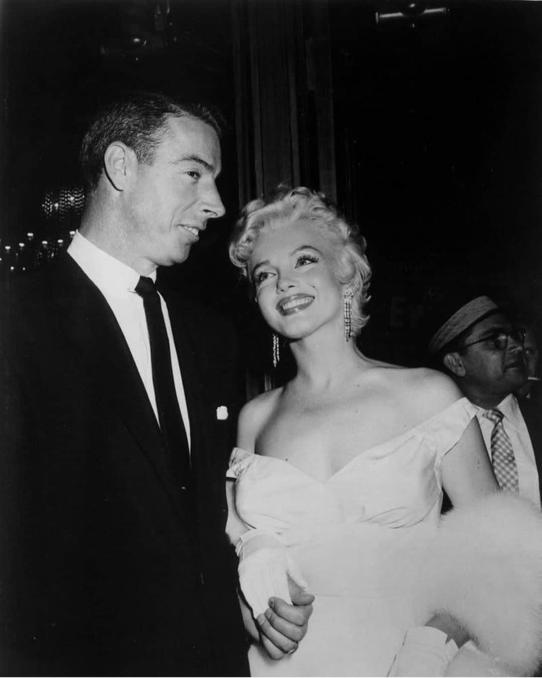 マリリン・モンローのインスタグラム：「Find yourself someone who looks at you the way Marilyn looked at Joe ❤️」