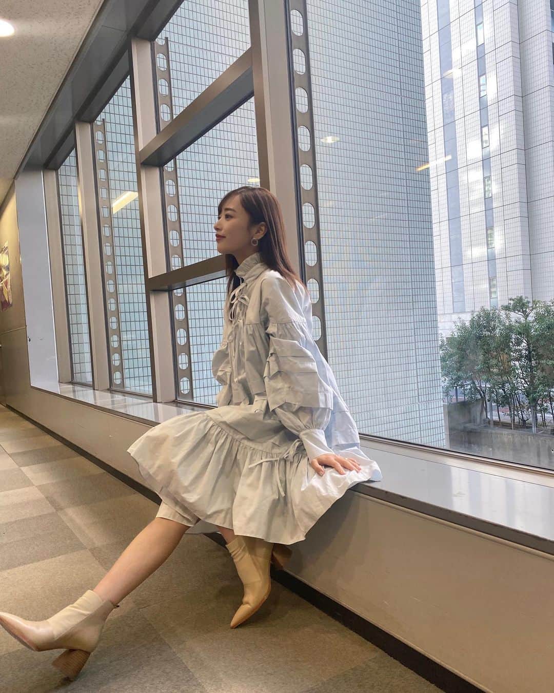 近藤千尋のインスタグラム：「昨日の衣装と私服🤍🤍  土曜日、子供達と過ごしていると なかなか携帯を触れず。笑📱 2歳の次女の機嫌を取りながら、 長女の送り迎えの休日です。🤫  絶賛イヤイヤ期次女に ダメな理由を冷静に説明しようと 言葉で説得するも、 一瞬泣き止んで、お？だと思ったら ぎゃーーーーーーーーー再熱😂😂 負けないぞ、気合いだぞ！！！  今は心が折れてYouTubeタイム❤️ ありがとうYouTube❤️笑  今から鬼の洗濯物を畳みます。  みなさんも素敵な休日を🥰🥰🥰  1枚目2枚目ラヴィット衣装  @farfetchjapan @ceciliebahnsen  アクセサリー @danaethefashion  シューズ @w_and__m」