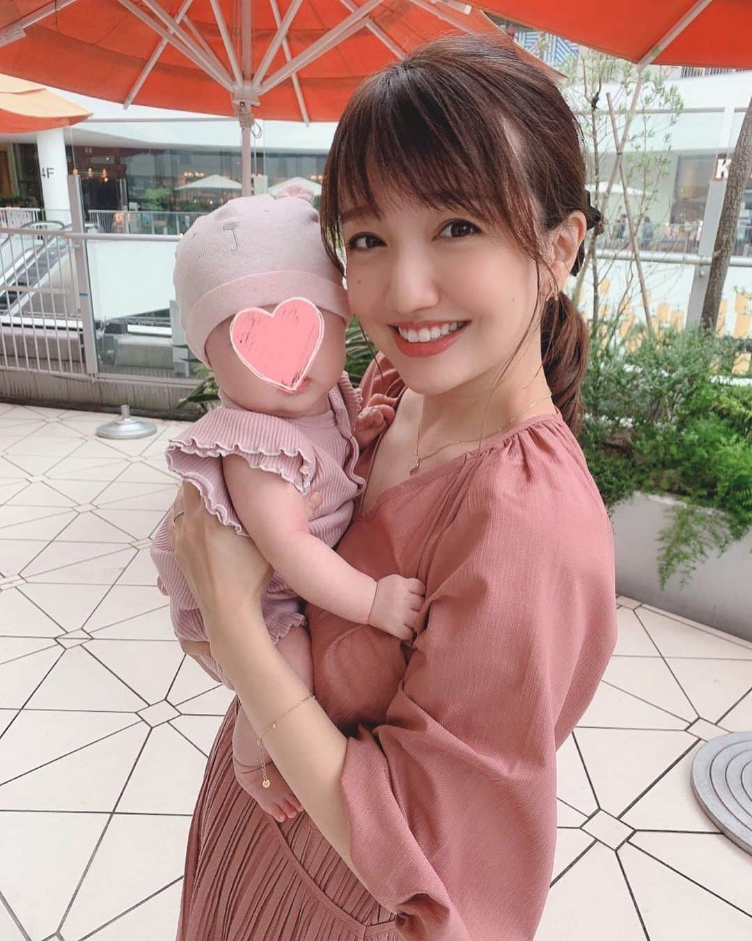 赤松麻里菜のインスタグラム：「先日ハーフバースデー🎂を迎えた次女👼 ちょっと前の写真の次女が、すごく赤ちゃんに見える…🍼 ずっと背中ハイハイでニョキニョキ動いてたけど、最近は寝返りをしてうつ伏せの状態でいるのがお気に入りの様子🚼♡ なんだかすぐずりばいしちゃいそうだなあ🥺👶 ゆっくりで良いからね〜🤱 #ハーフバースデー #女の子ママ #姉妹ママ #2人育児 #2歳差育児 #3歳差育児 #ママライフ #育休 #育休中 #育休中の過ごし方 #赤ちゃんのいる生活 #赤ちゃんのいる暮らし #横浜ランチ #横浜ベイクォーター @bayquarter」