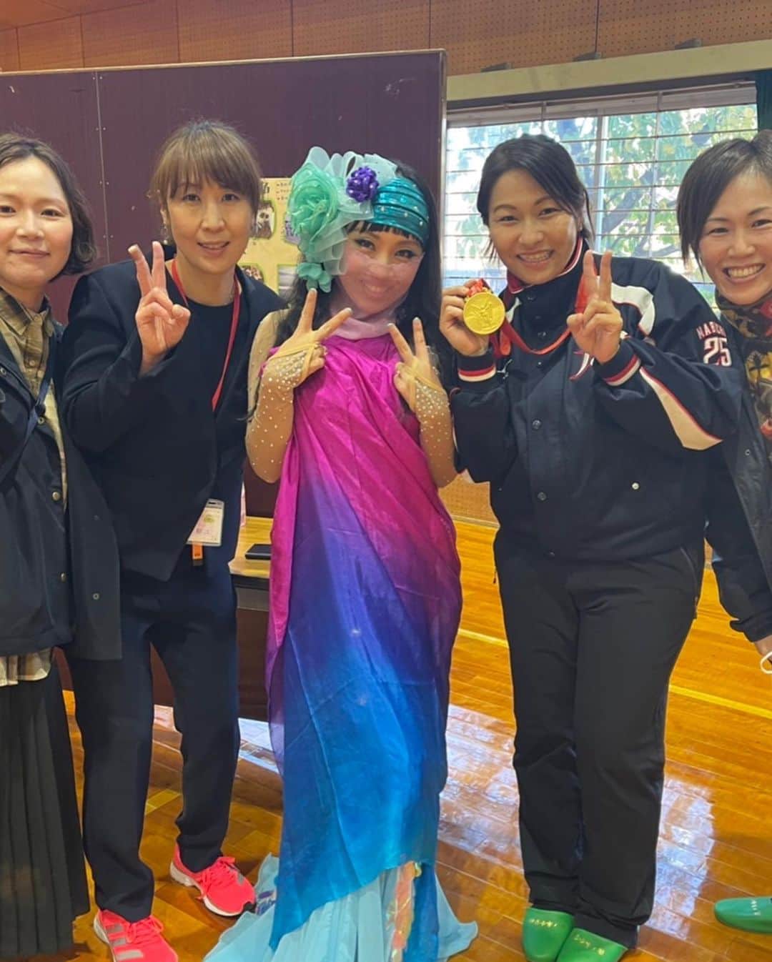馬渕智子のインスタグラム：「2021.11.28 花ノ木小学校体育館にて、サルワ先生ことトゥティンと、コラボ講演会行いました😍💕  倉地先輩のおかげで、思い出に残る講演会が出来ました❤️ 10代の先輩、12代の後輩も来てくれましたー💕 最高の時間をありがとうございます🙏✨」