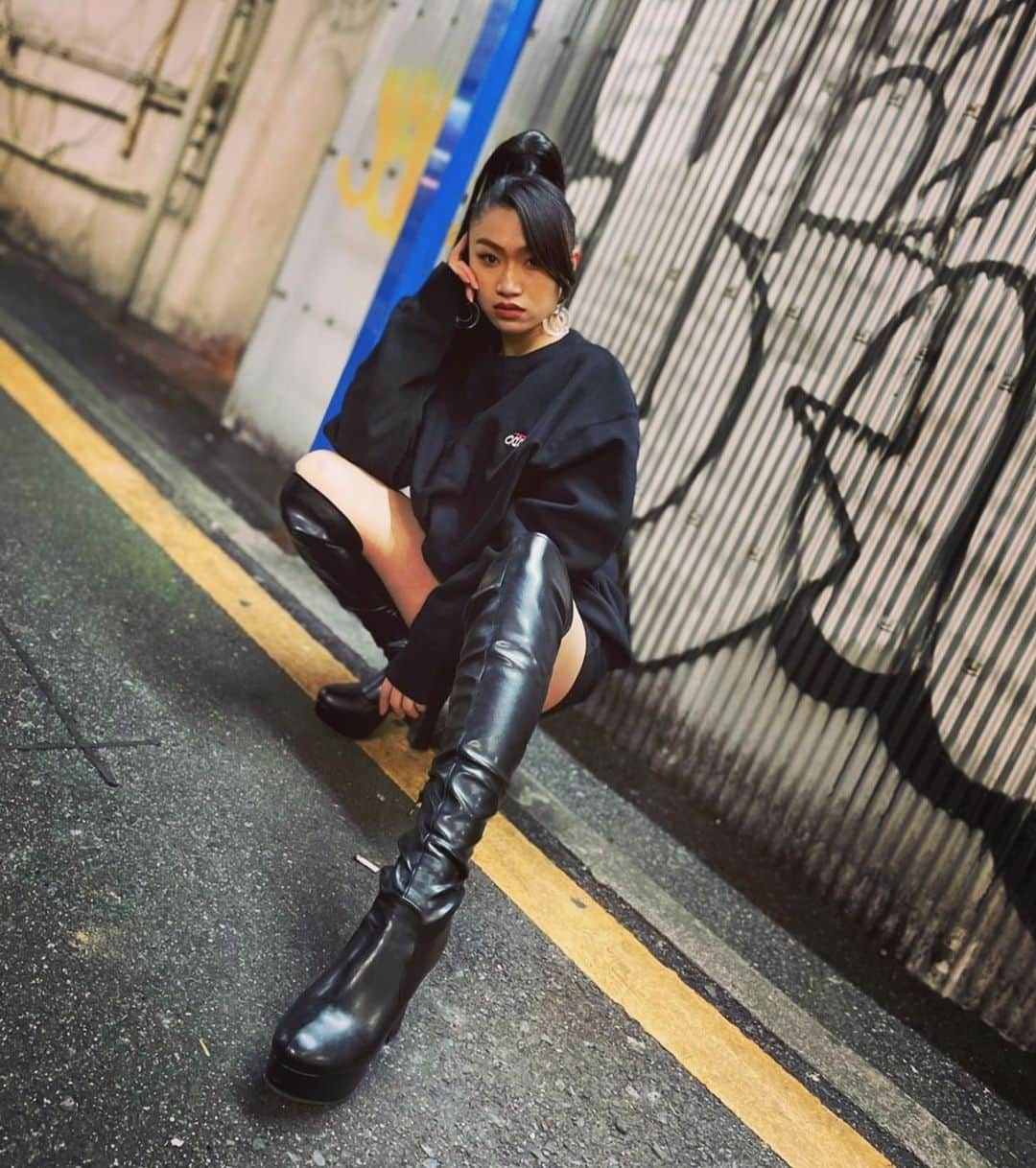 keilEen（ケバビン）さんのインスタグラム写真 - (keilEen（ケバビン）Instagram)「シンプルだけどかっこいい！ 後ろのデザインが斬新で可愛い😍 見てみて↓ @odd.pi_official     #odd.pi#アパレル#fashion#dance#おしりん#panty#尻映え#桃育#桃尻#尻#ハーフ#Tバック#ヴィヴィシュリ#シュリンプガールズ#えび#Philippine#cute#panty#dance#stage#black」12月4日 15時36分 - rin_vivishri