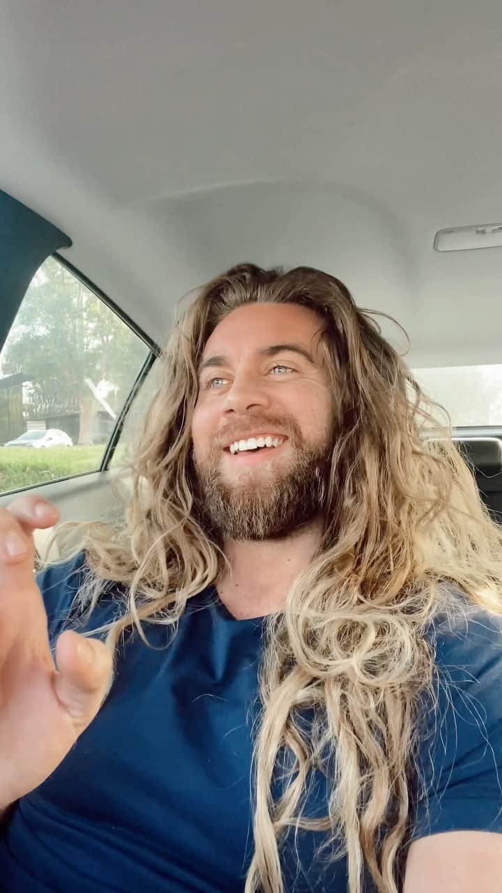 モデル、ブロック・オハーンのインスタグラム：「I guess this didn’t post earlier lol  Clearly it’s 10:30pm in LA right now and I am not sitting outside the gym in broad daylight 😂  The Link Is In The Bio* (as all the cool kids say these days) ✅  Thanks for your support. Can’t wait to bring you a whole lot more 📟」