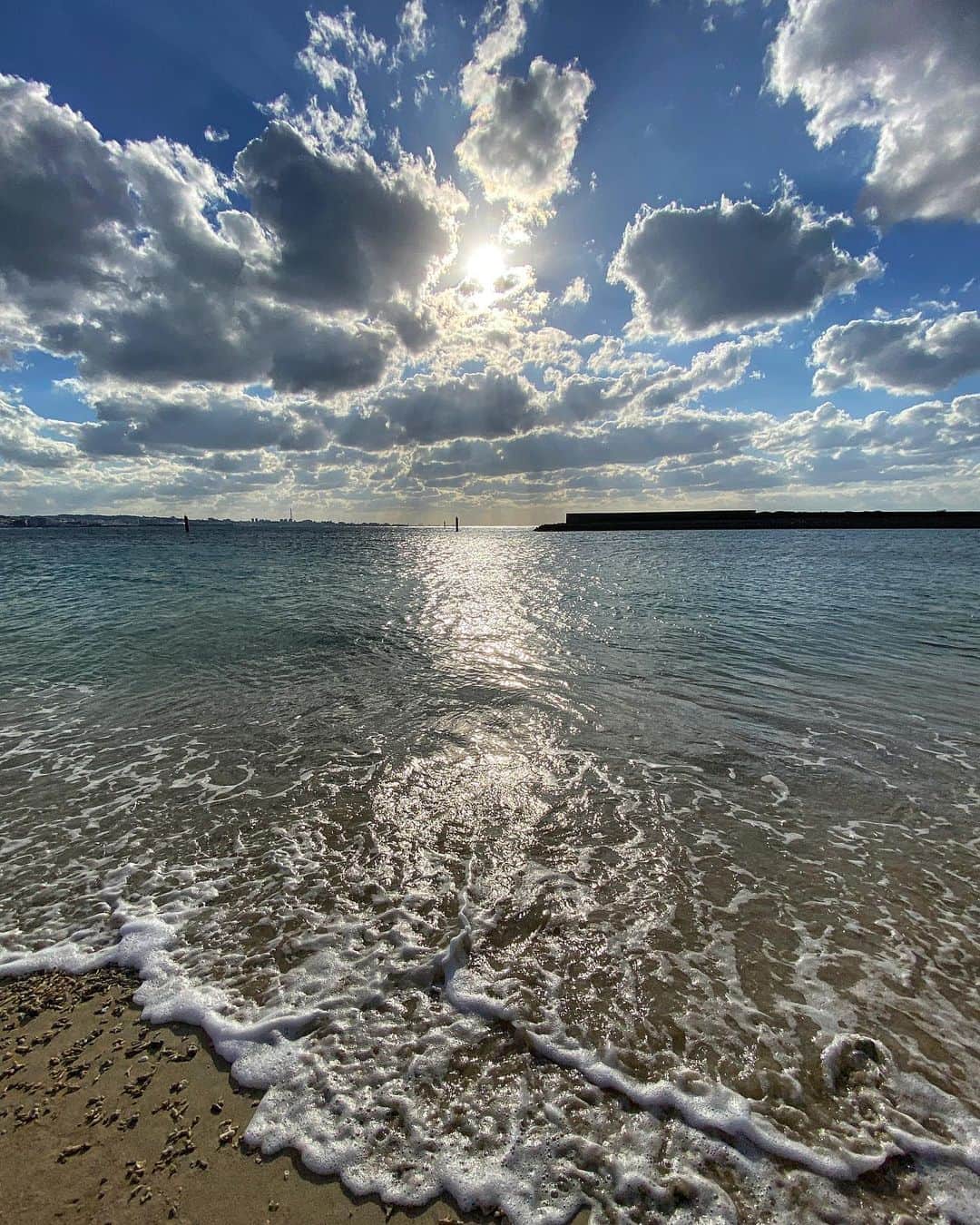 DJ mariennuのインスタグラム：「okinawa time🧜‍♀️ なんだか凄い気を感じる写真♾ #okinawa  #沖縄 #chatan #北谷 #sea」