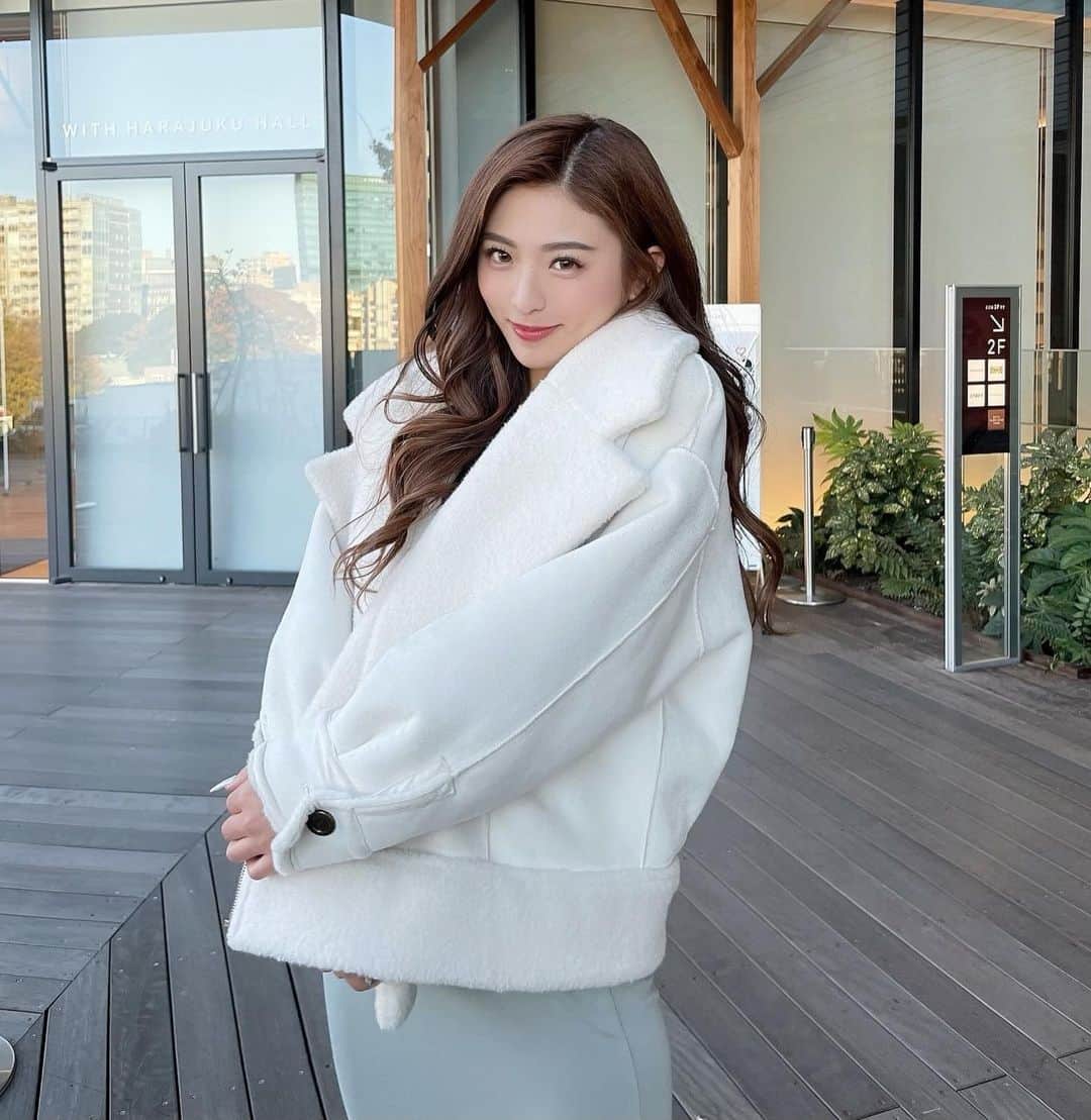MIYABIのインスタグラム：「こんにちは🌞  寒いから温かい格好で出かけてねっ☃️  今日も貴方にとってhappyな日になりますように🥰  #cjd_miyabi」