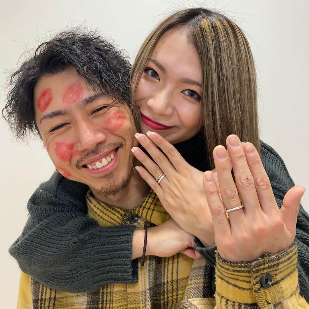 YOGOARISAのインスタグラム：「【ご報告】 1ヶ月程過ぎましたが先月、 入籍しました💐💍💓  〜2021.11.01〜宮谷になりました✌︎♥️  一緒にいる毎日は楽しすぎて…こんなに自分さらけ出せる人は初めて‼︎‼︎🙄 幸せだ〜この人でよかった。って毎日思わせてくれる人🐒❤️‍🔥 この人が旦那さんになるなんて想像もしてなかった3年半前、初めて会社の駐車場でこーちゃんを見た時の自分に教えてあげたい🤫笑笑  これから先もずっと変わらず、一緒に馬鹿な事して馬鹿みたいに笑いあって過ごしていきたいなと思います😉♥️  こんな私たちですがこれからもよろしくお願いします😋✌︎♥️ ・ ・ ・ #入籍しました #結婚」