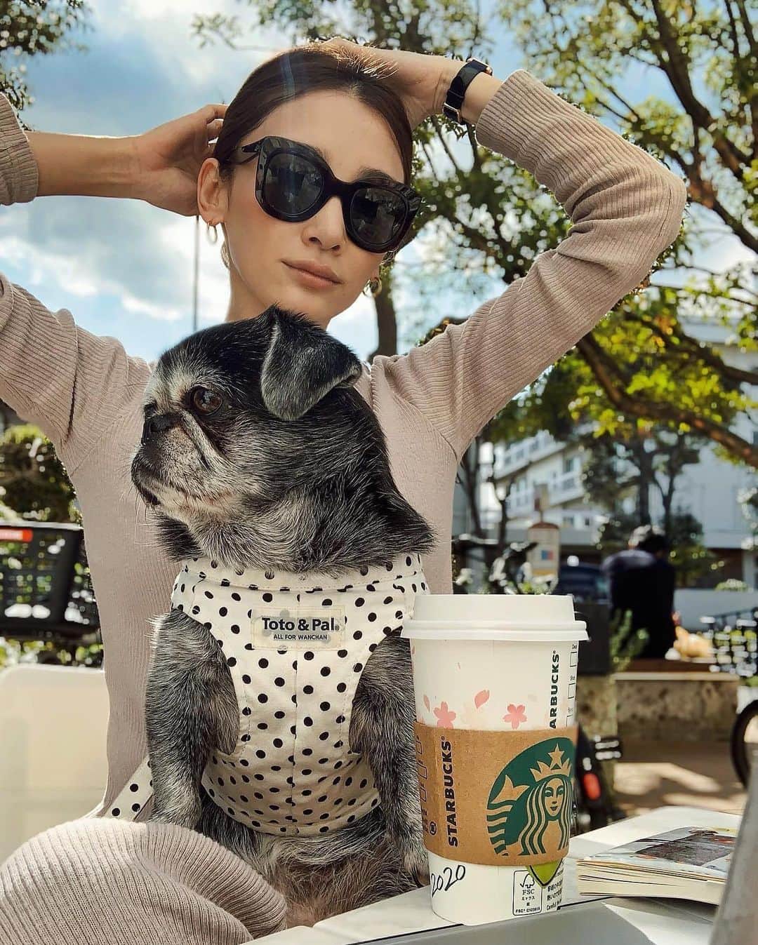 里海のインスタグラム：「🕶☀️ 今日は、最近私がファンに、なった アーティストのお誕生日🎂🎂❤️ 誰でしょ〜😁」
