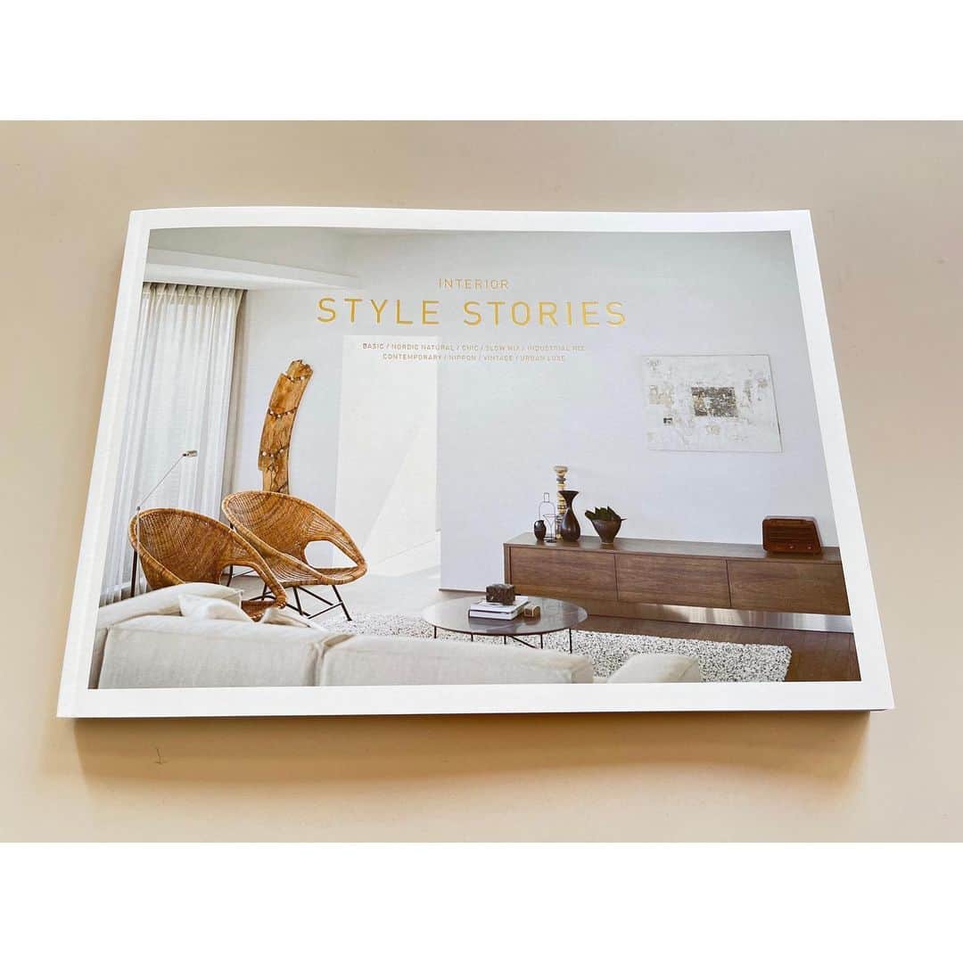 のインスタグラム：「⁡ ⁡ HEBELHAUS『STYLE STORIES』 ⁡ ⁡ この夏の暑い熱い思い出。 完成しました！ ⁡ 10年に一度の大改訂。 170ページの分厚いインテリアカタログです。 ⁡ 9つのインテリアスタイルを 5人のスタイリストが様々な展示場を 舞台に提案しています。 ⁡ 私は、 “CHIC” “SLOW MIX” のふたつのスタイルを担当。 ⁡ そして、嬉しい事に 表紙にも選んで頂き感激です。 ⁡ 毎回引っ越しさながらの荷物を運んで くださったロケバスのオフィスムーンさん、 アルバイトアシスタントのみきちゃん、 ナカサアンドパートナーズのカメラマン、 金子さん @mi_kaneko 千葉さん。 家具やスタイリングアイテムの貸し出しに ご協力頂きました、各ショップやメーカーの 皆様、ありがとうございました。 ⁡ 制作に携わり、気を配ってくださった、 制作会社の株式会社日宣さん、 ⁡ 常に私達スタイリストを 大切にしてくださった、 旭化成ホームズのご担当の皆様、 ⁡ 心からお礼と感謝を 申し上げます✨✨✨ ⁡ こちらは、全国の住宅展示場の ヘーベルハウスにて配布しています。 ⁡ 是非ご覧いただけたら幸いです。 ⁡ ⁡ @hebelhaus_official  ⁡ #ヘーベルハウス #HEBELHAUS #STYLESTORIES #ishiikanaeworks  @mitsulab  @116.107.107  @katsuyakubokawa  @masato_kawai」