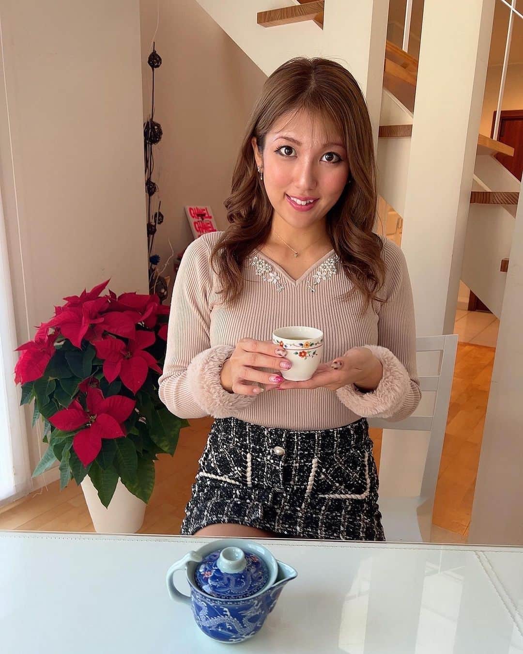 神谷麻美さんのインスタグラム写真 - (神谷麻美Instagram)「#サスティナブル #日本茶 だよ🥰🍵🧚‍♂️💕✨   #季節を味わう 日本茶で美味しいよ🍵🤍🍀💕  #72候 の季節に想いを馳せながらお茶を喫する、贅沢なひとときだね🍵🍀🌈✨  落ち着くね☺️💗🍀💗   #sen 🌈 #エコ #いただきマイスターズ  #お茶通販 #日本茶ブランド」12月4日 16時43分 - asamice428